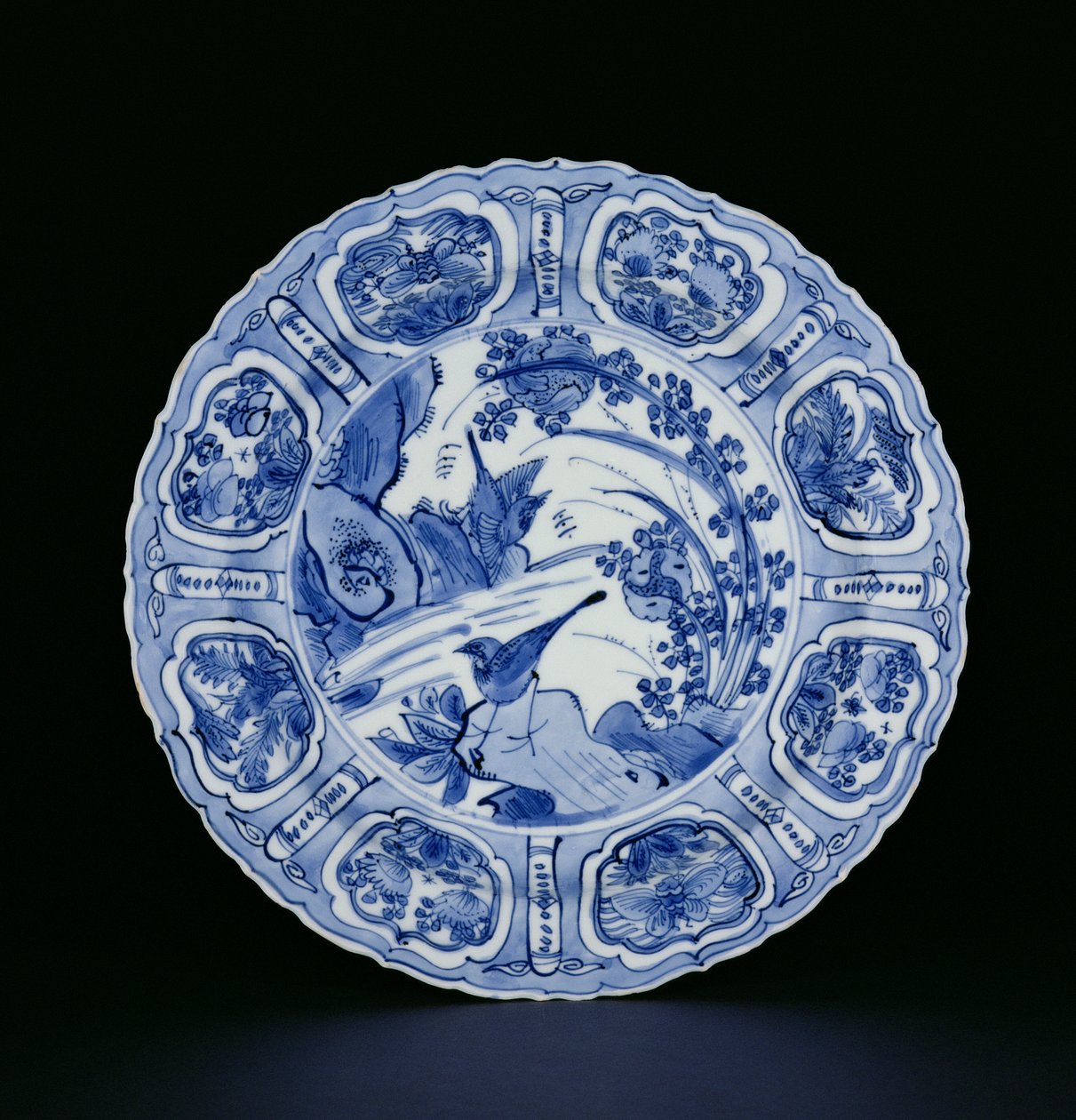 Blå og hvit kraakplate malt med fugler i et landskap, Egret mark, Wanli, 1595-1605 (porselen) (se 205991) av Chinese School