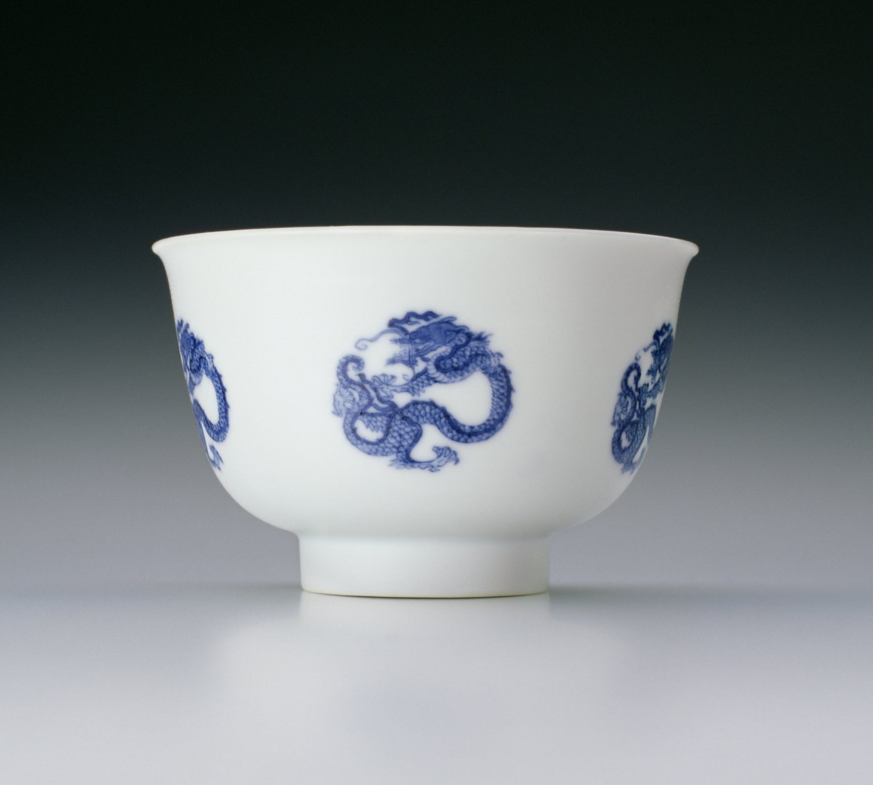 Skål, dekorert med dragerunder, Kangxi-merke og perioden 1662-1722 (porselen med blå underglasur) (se også 142285) av Chinese School