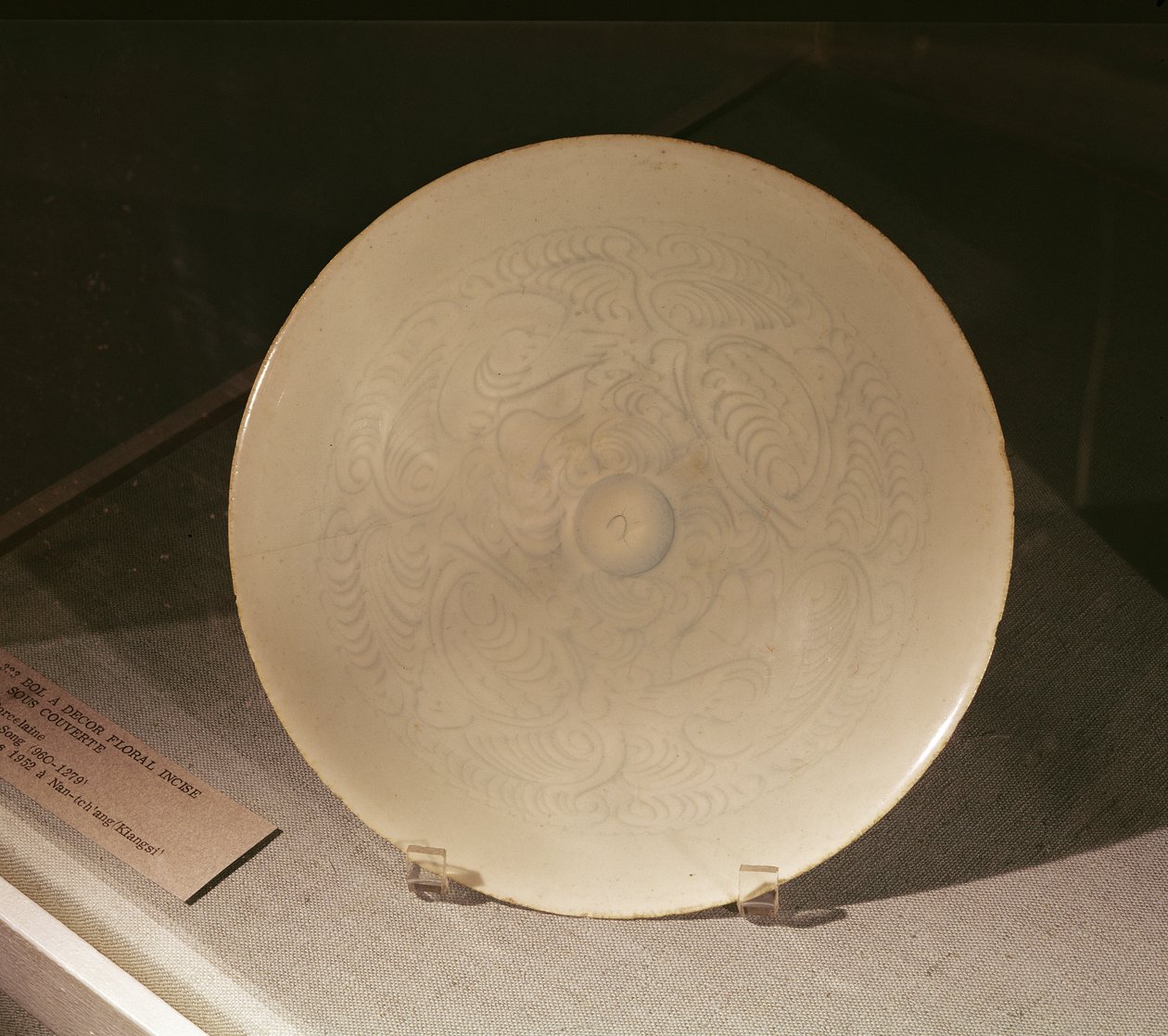 Skål med en innskåret blomsterdekor, fra Nanchang, Jiangxi-provinsen, Sung-dynastiet, 1100-1200-tallet (porselen) av Chinese School