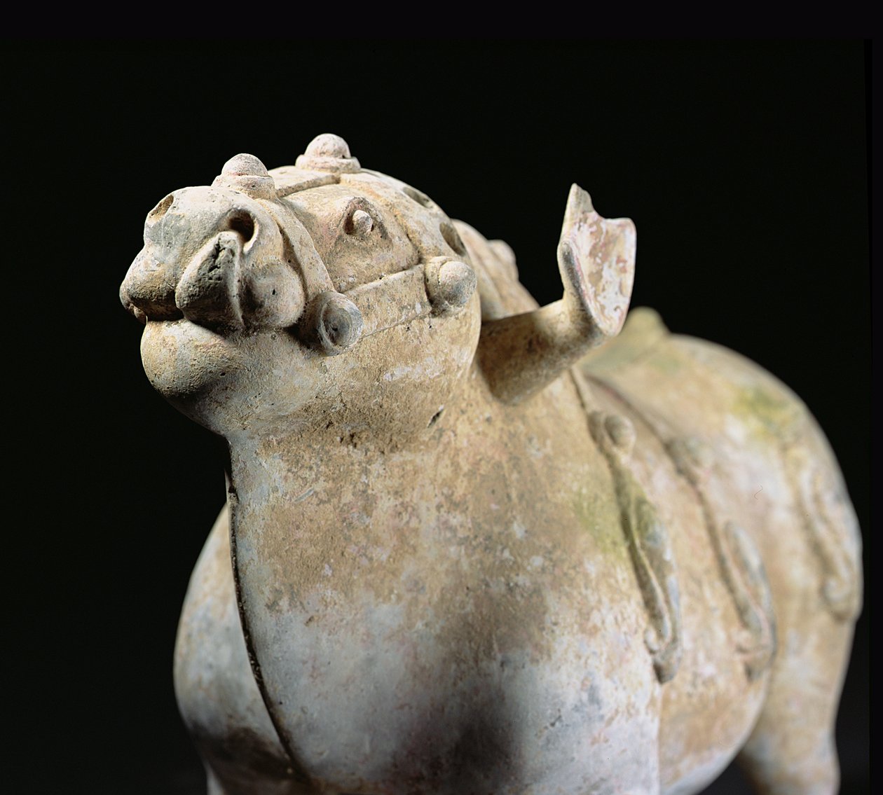 Bull, Warring States-perioden (1027-220 f.Kr.) (lertøy) (detalj) (se 176595) av Chinese School