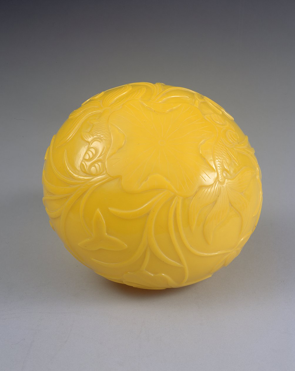 Utskåret skål, Qianlong-periode (1736-95) (farget glass) (se også 272124) av Chinese School