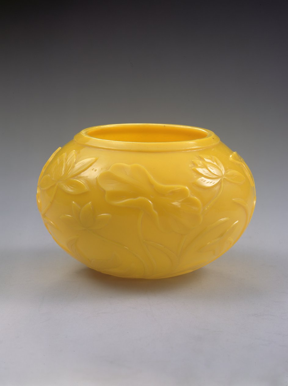 Utskåret skål, Qianlong-periode (1736-95) (farget glass) (se også 272125) av Chinese School