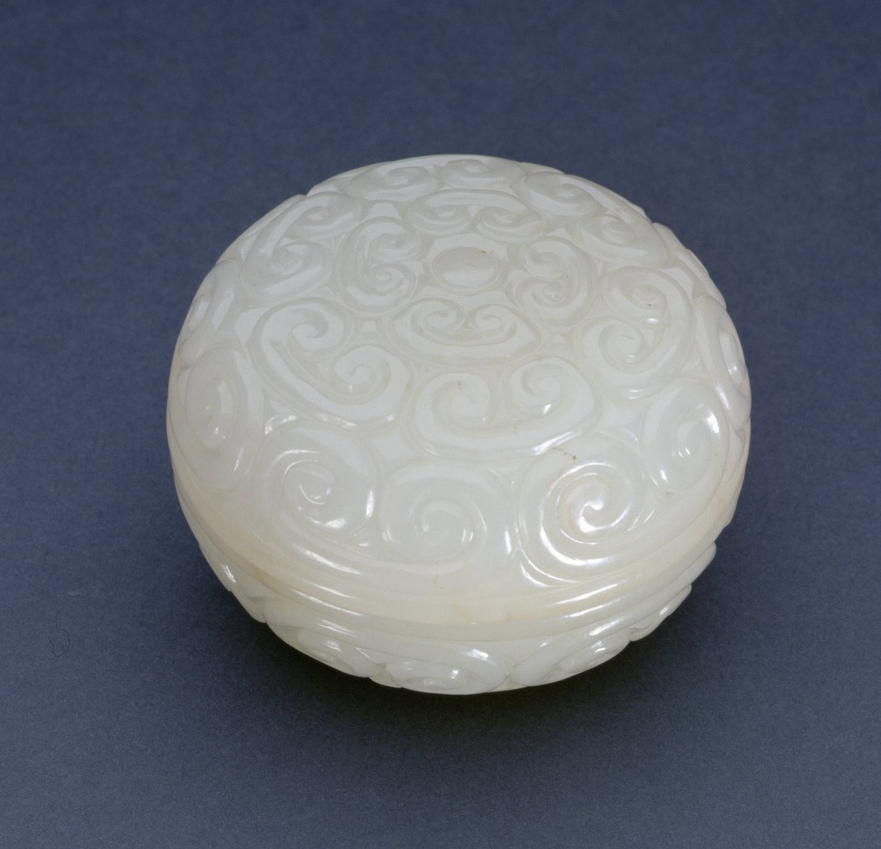 Circular Seal-Paste Box av Guri-lakkstil med lingzhi-ruller, Ming-dynastiet (hvit stein) (se også 241120) av Chinese School