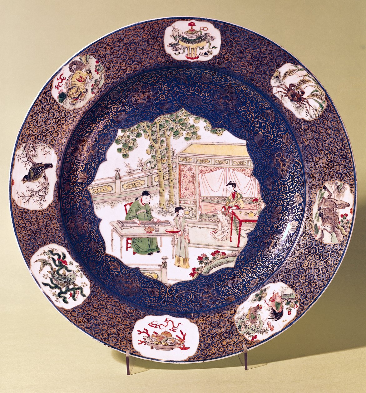 Sirkulært fat med en musikalsk scene, Kangxi-perioden (1662-1722) (porselen) av Chinese School