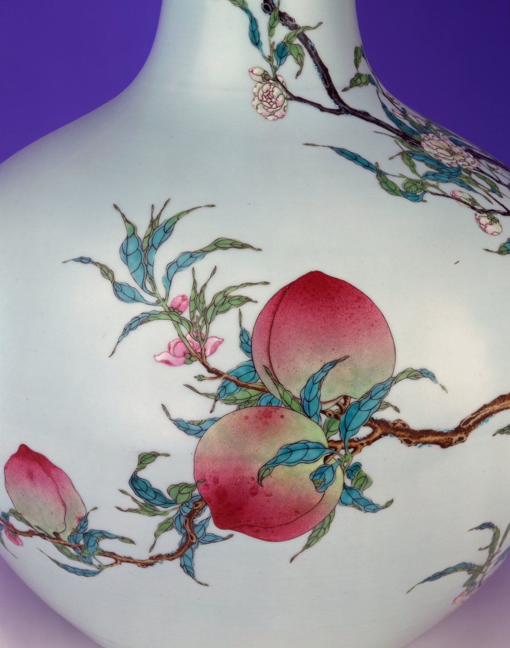 Detalj fra en praktfull famille rose nifersken kuleflaskevase, 1735-1795 av Chinese School
