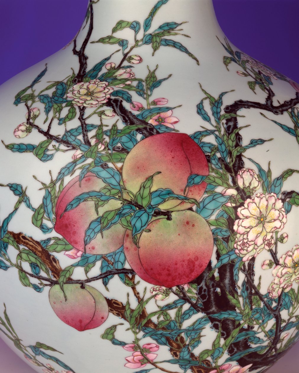 Detalj fra en praktfull famille rose nifersken kuleflaskevase, 1735-1795 av Chinese School
