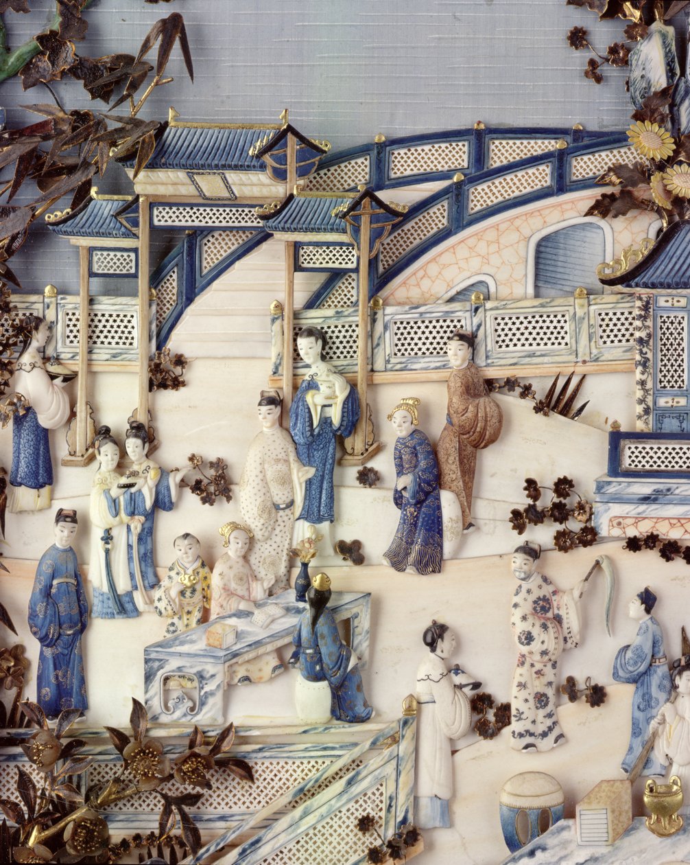 Detalj fra panel som viser figurer på en terrasse, Qianlong-periode, 1736-95 (polykromt elfenben) (se 203572) av Chinese School