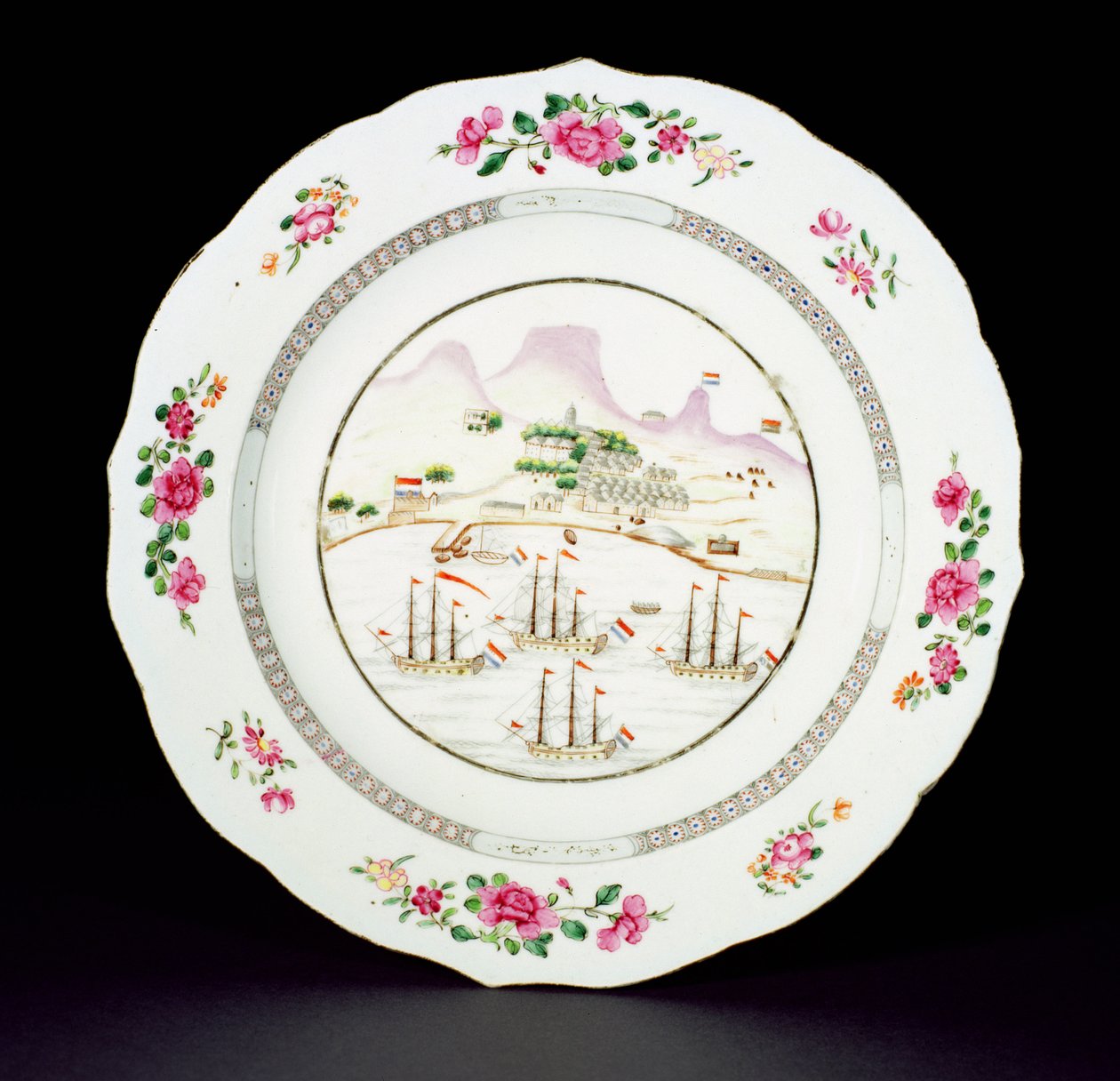 Middagstallerken malt i famille rose-emaljer som viser Taffelberget og fire skip som fører det nederlandske flagget utenfor Kapp det gode håp, Qianlong-perioden (1736-95) ca. 1770 (porselen) av Chinese School