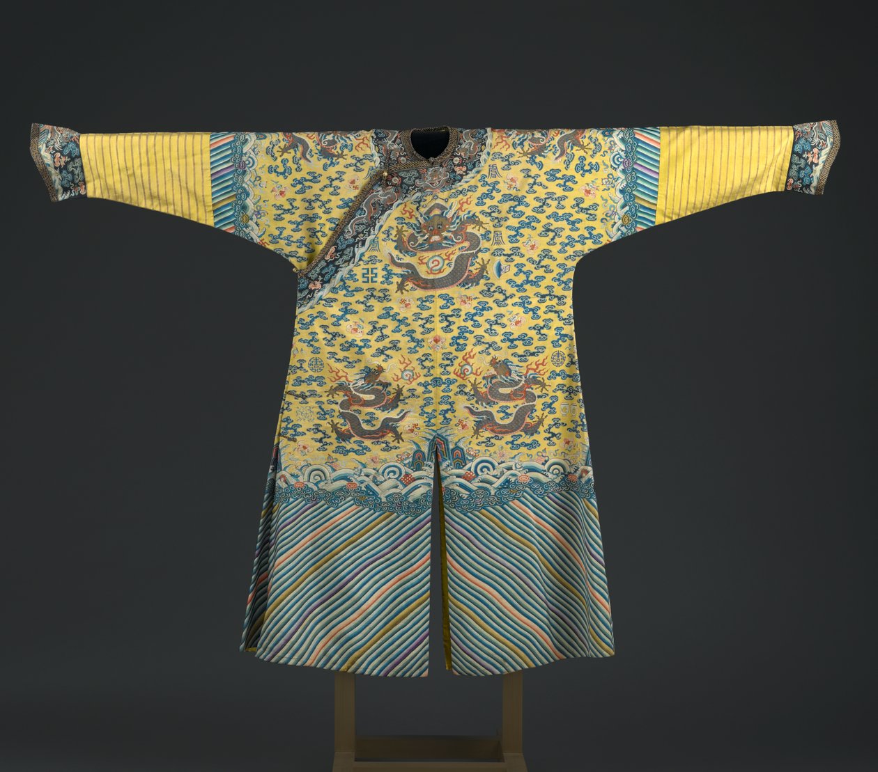 Emperors kappe med knapper (tekstil) av Chinese School
