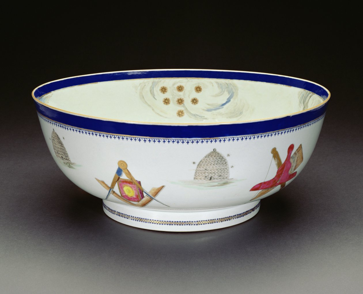 Famille Rose Export Masonic Bowl, Qianlong-periode, 1736-95 (porselen) (se også 133044 og 133046) av Chinese School