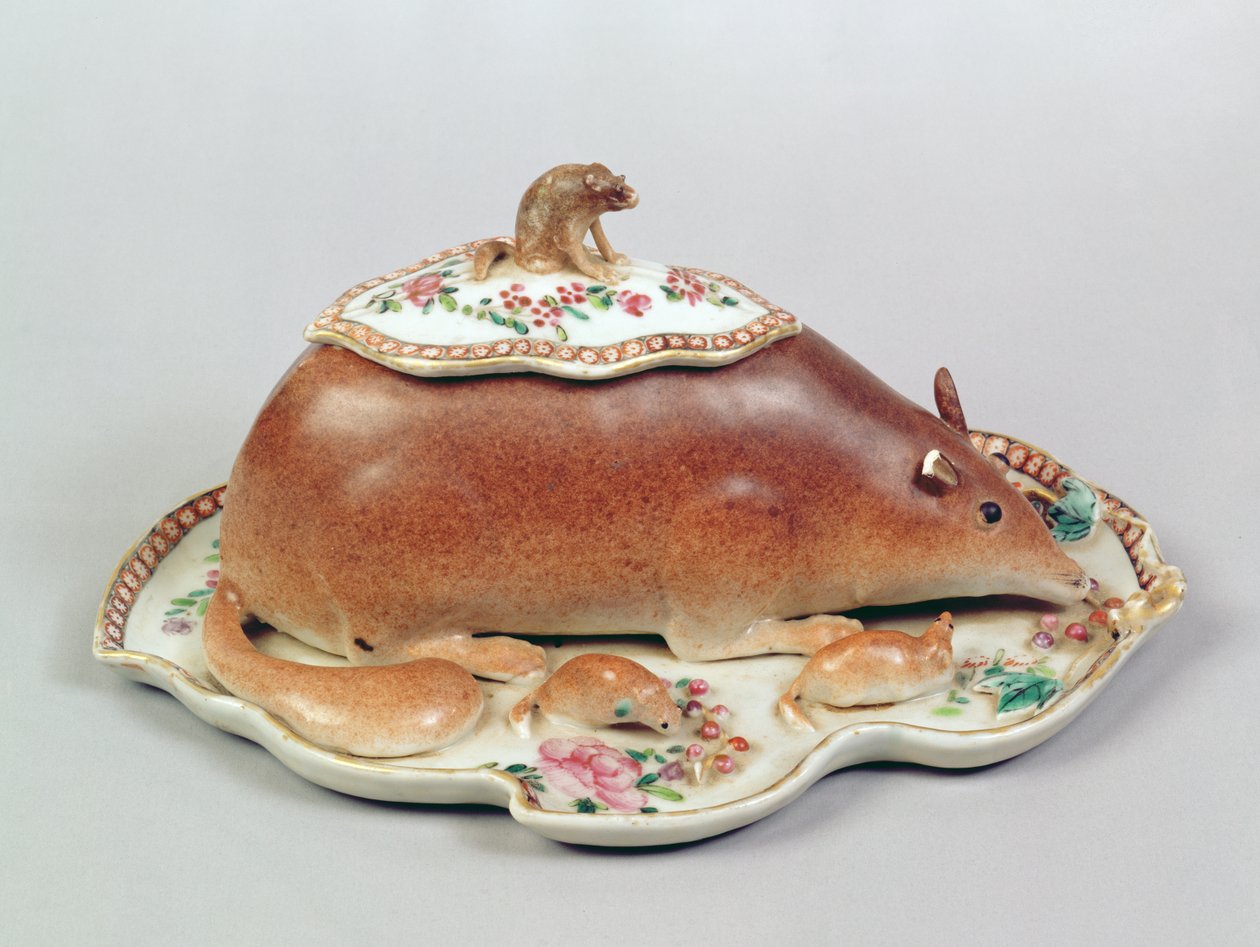 Famille rosesaus terrin og deksel modellert som et ekorn, Chien Lung-periode (1736-95) (keramikk) av Chinese School