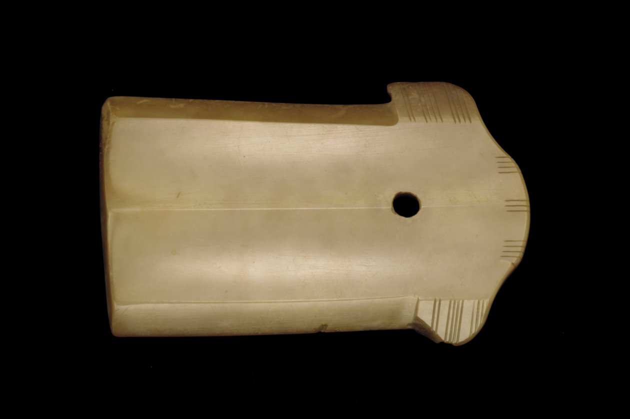 Fragment av dolkøks (ge) sent Shang til tidlig vestlige Zhou-dynastiet, 1100-1000-tallet f.Kr. (jade) av Chinese School