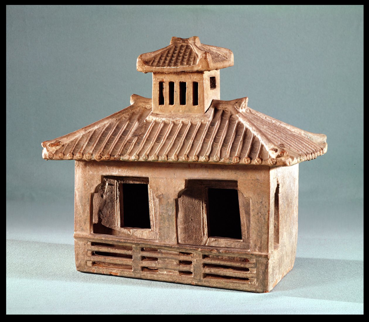 Begravelsesmodell av et hus, Han-dynastiet (206 f.Kr.-220 e.Kr.) (terrakotta) av Chinese School