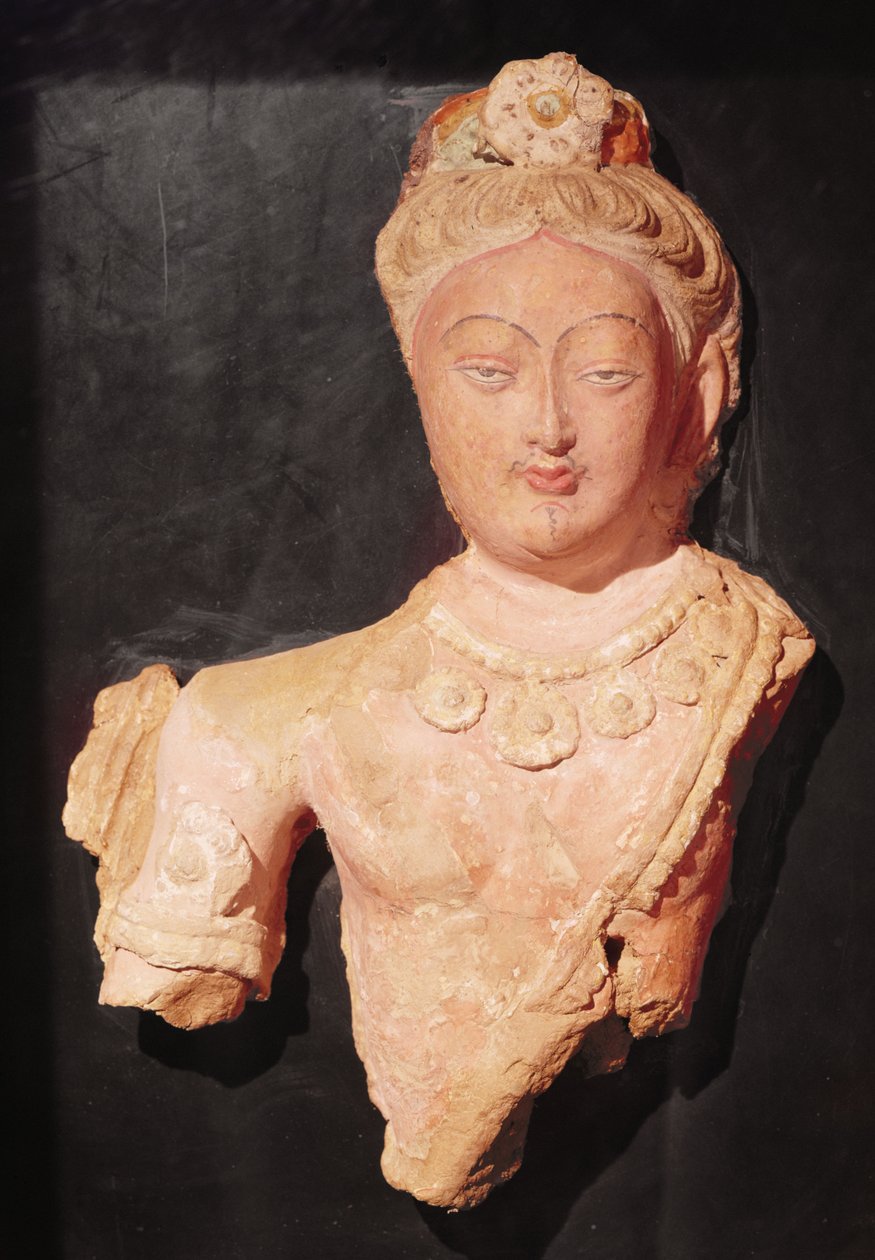 Hode og byste av en Bodhisattva i fyrstedrakt, fra Kumtura, Xinjiang, 7.-8. århundre (malt kolbe) av Chinese School