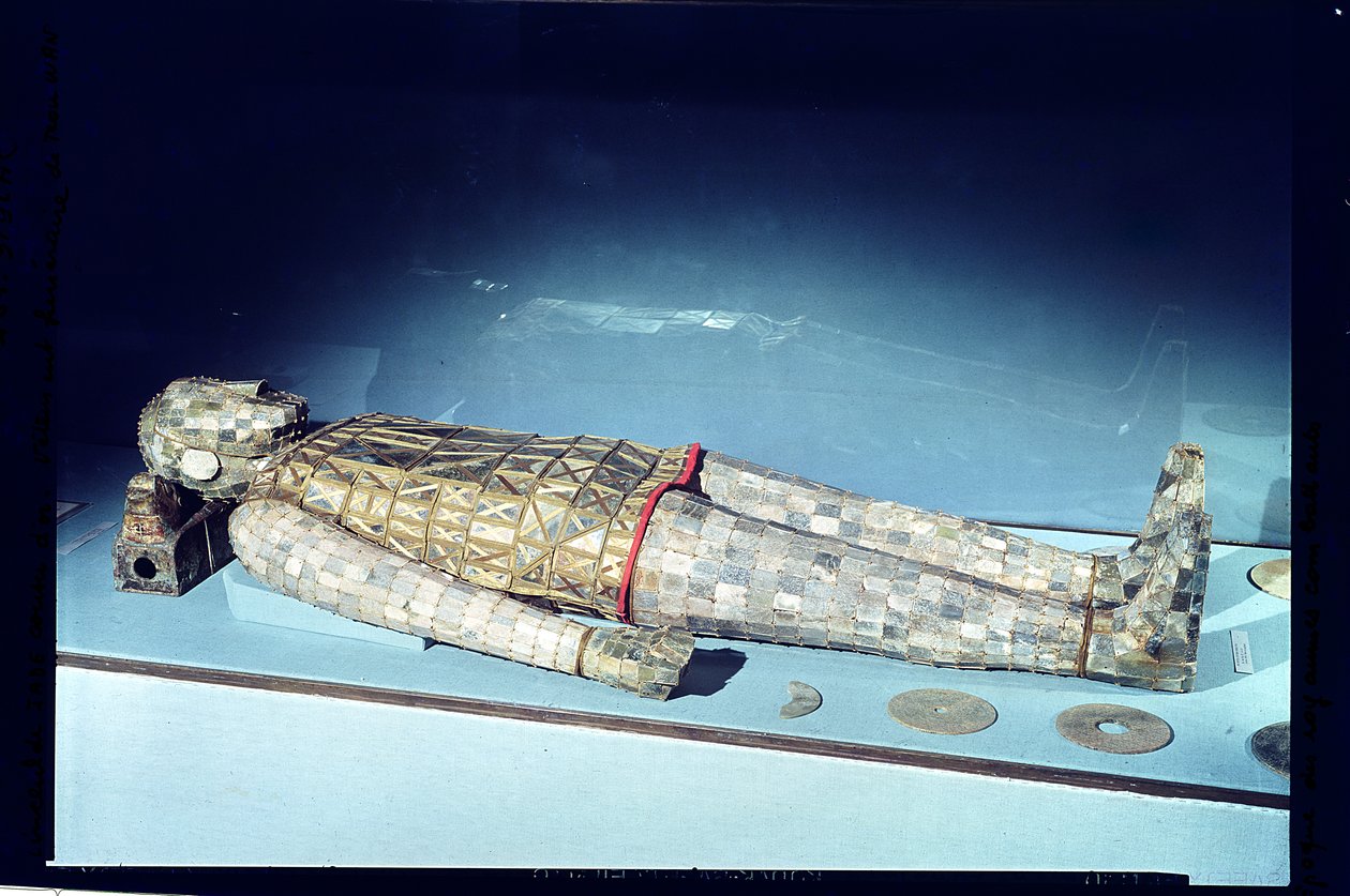 Jade-gravdress, fra graven til prinsesse Tou Wan, kone til Liu Sheng (d.113 f.Kr.) fra Lingshang, Man-ch'eng, Hopei, Vest-Han-dynastiet (jade med gulltråd) av Chinese School