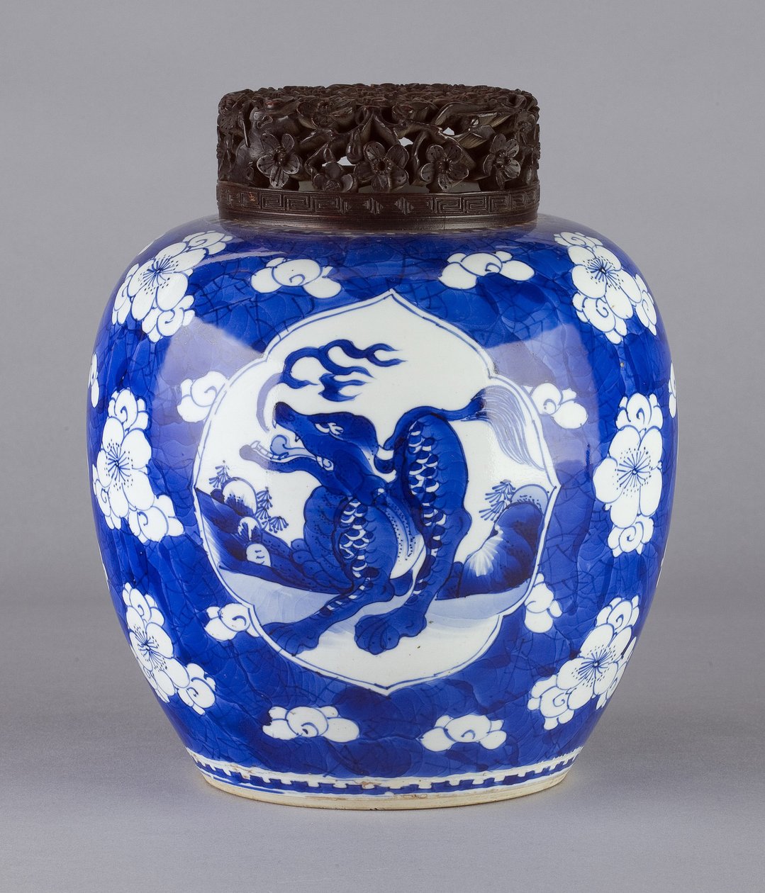 Krukke (med deksel og dragedesign), 1662-1722 (keramikk) av Chinese School
