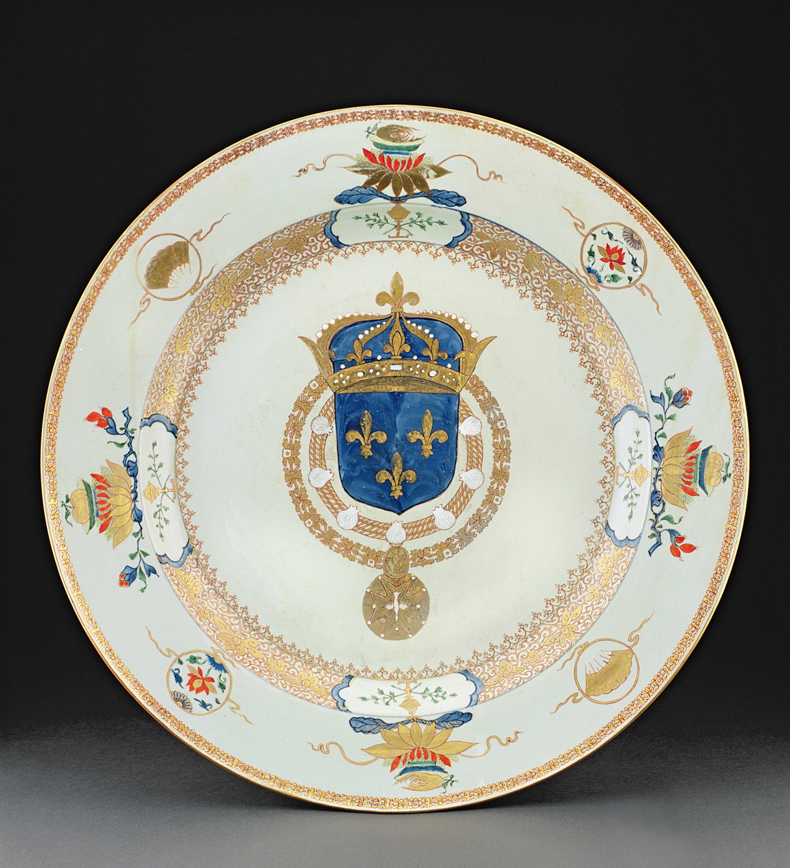 Stor våpenlader med armene til kongen av Frankrike, ca. 1730 (porselen) av Chinese School