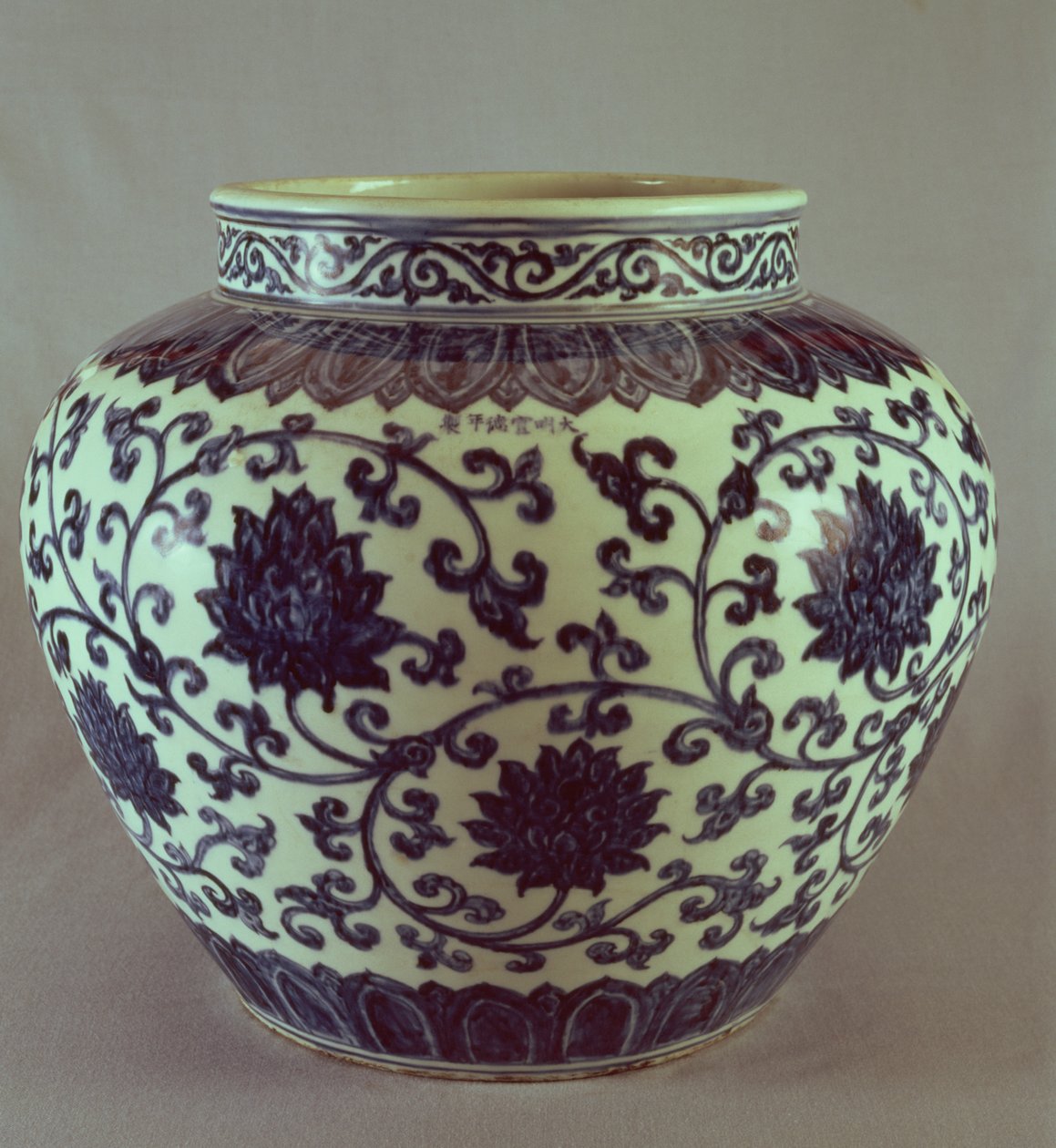 Stor blå og hvit Ming-vase med Hsuan Te-merket, 1426-35 av Chinese School