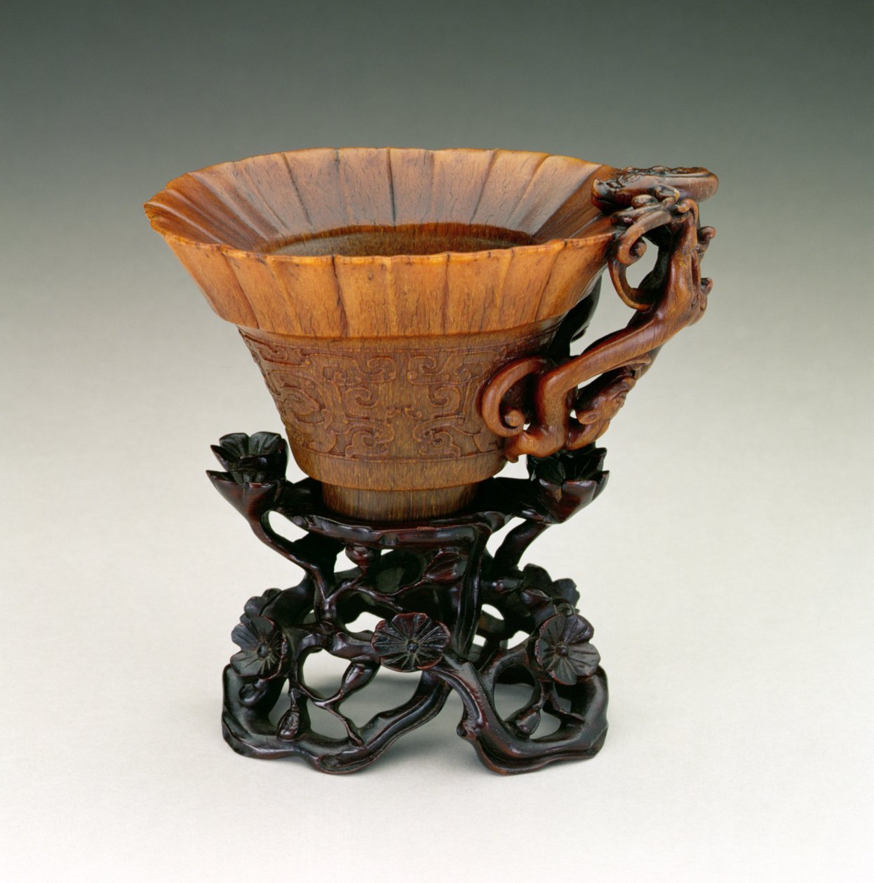Drivingsbeger, Qianlong-periode 1736-95, Ching-dynastiet, kinesisk, midten av 1600-tallet (utskåret nesehornshorn) (se 142638, 142654-5) av Chinese School