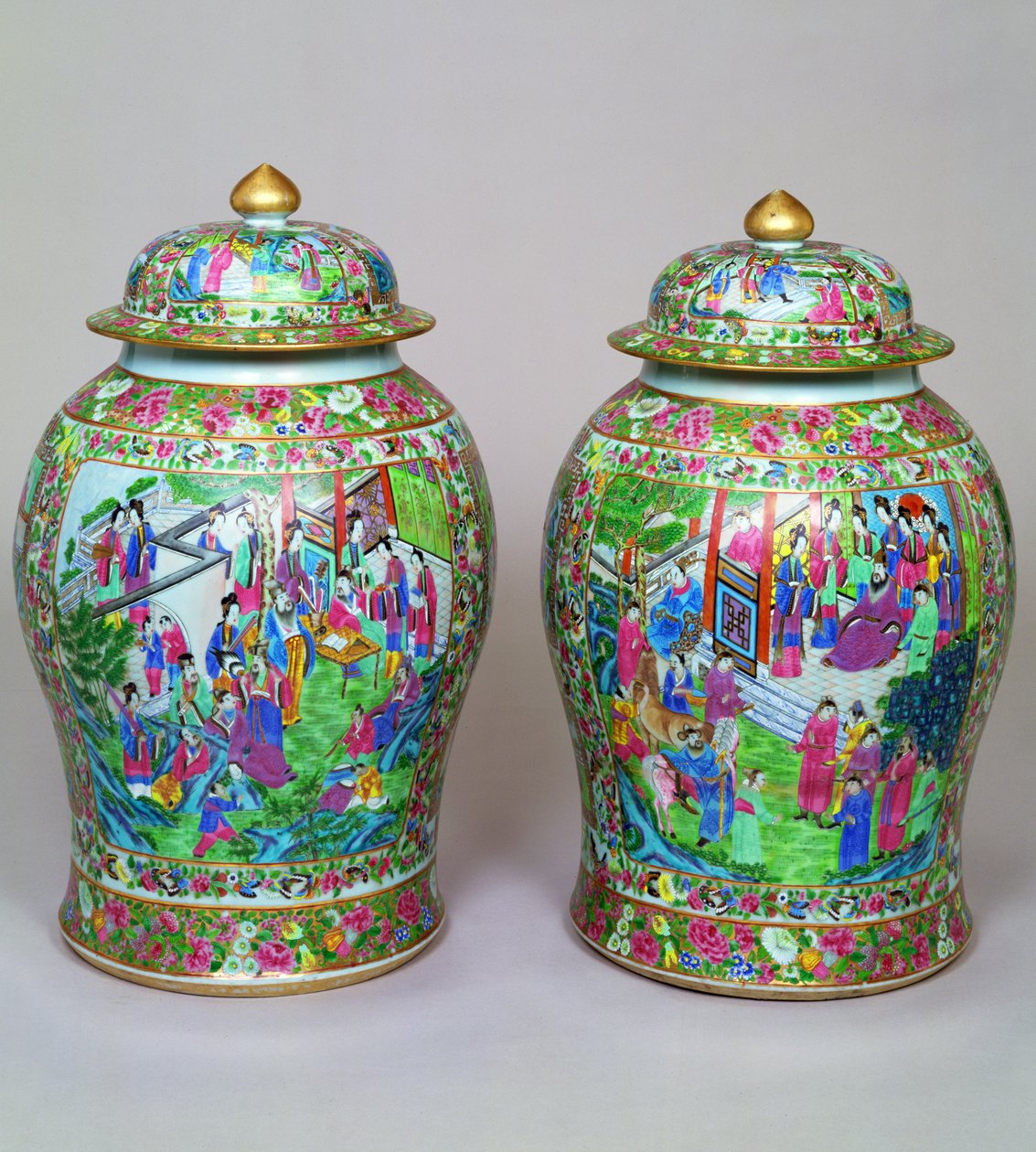 Par Canton famille rose balustervaser og kuppelformede deksler, tidlig på 1800-tallet av Chinese School
