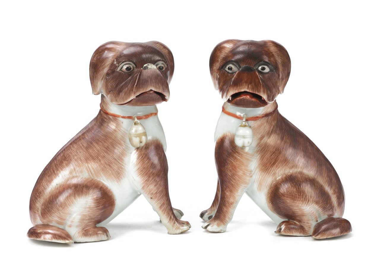 Et par kinesiske eksportfigurer av Sittende Pug Dogs, Qianlong, 1736-95 av Chinese School