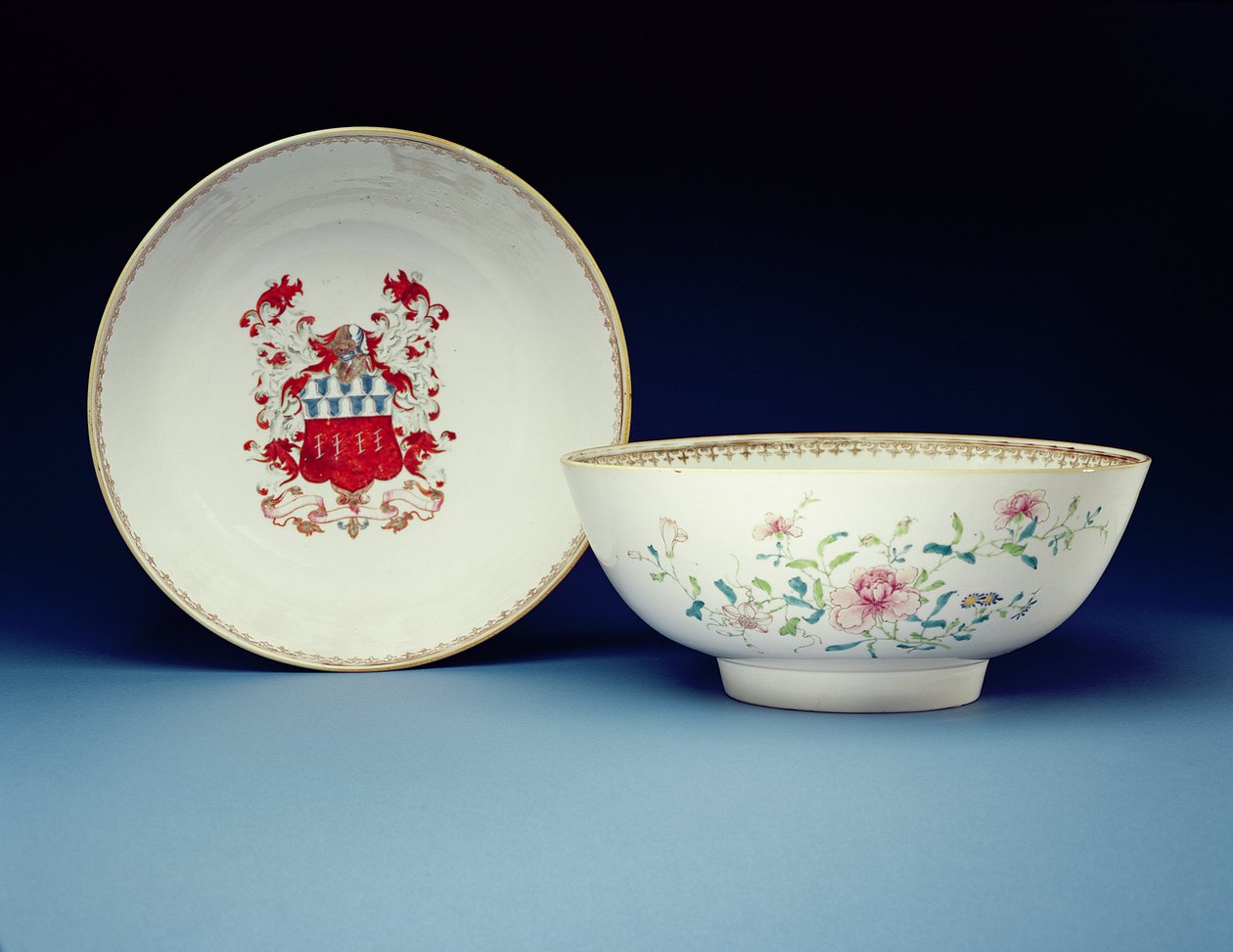 Et par skåler dekorert i famille rose-emaljer med armene til Joynes, Yongzheng-perioden (1723-35) (porselen) av Chinese School