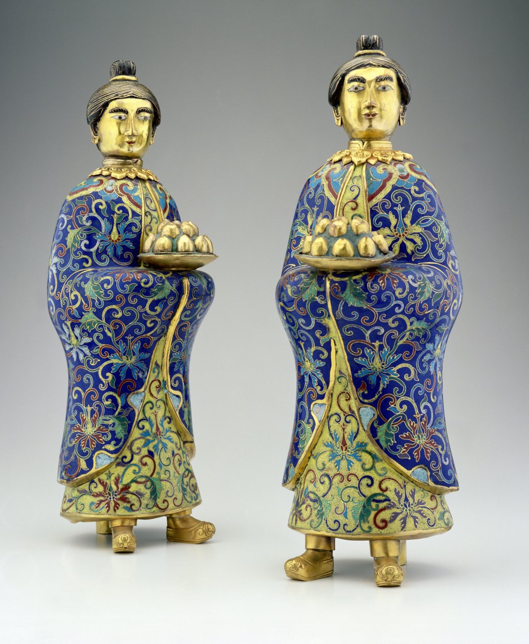 Et par kvinnelige ledsagere, Qianlong-periode, 1736-95 (cloisonne-emalje) av Chinese School