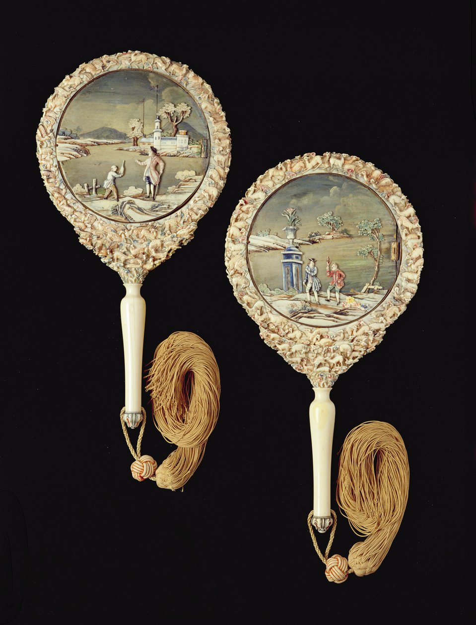 Et par håndspeil, sannsynligvis laget i Canton, Qianlong-perioden, 1736-95 (polykromt elfenben) (se 207209) av Chinese School