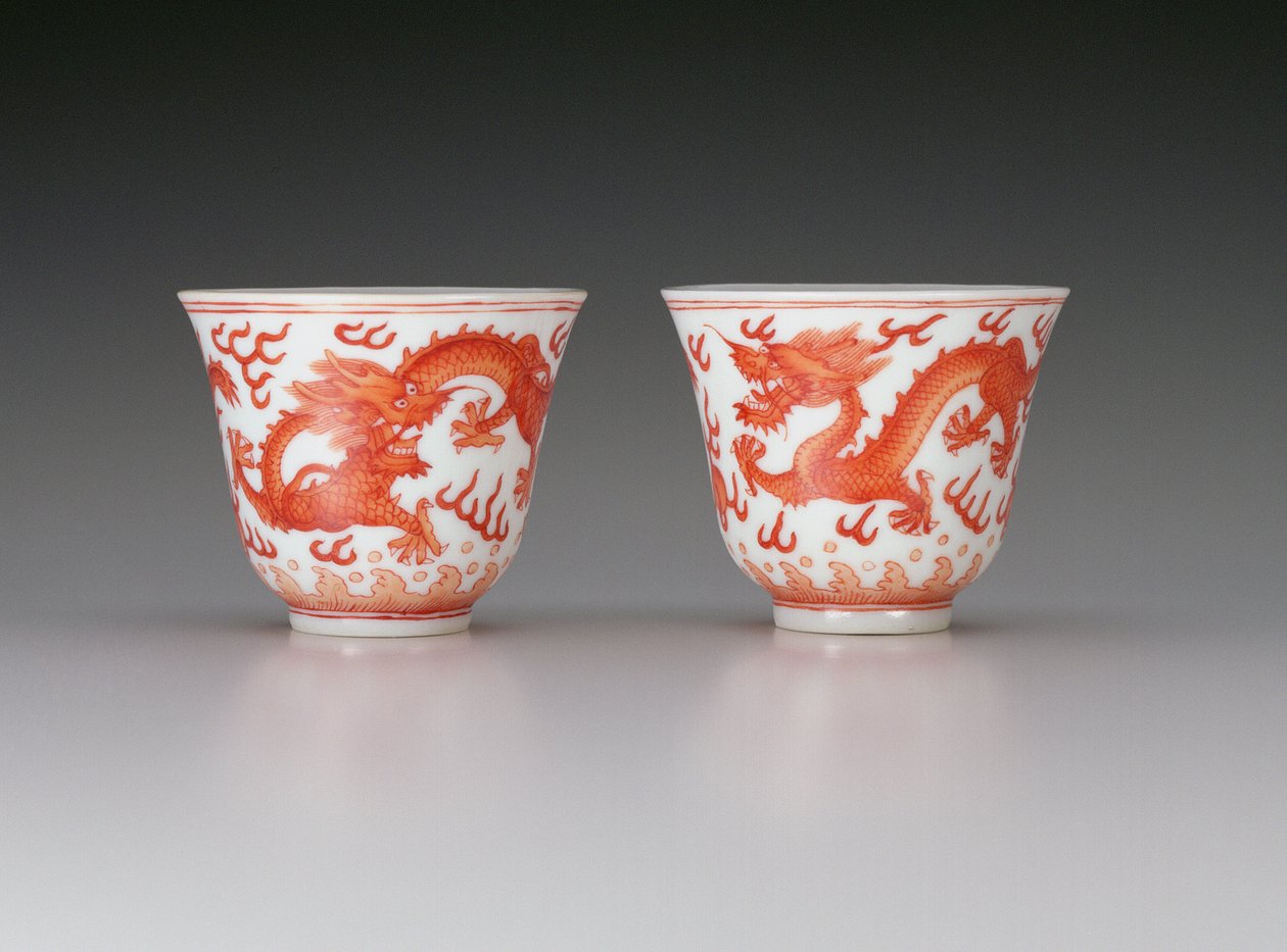 Et par vinkopper, som viser drager med fem klør i jakten på flammende perler, Guangxu-merket og perioden 1875-1908, kinesisk (porselen med jernrød dekorasjon) av Chinese School