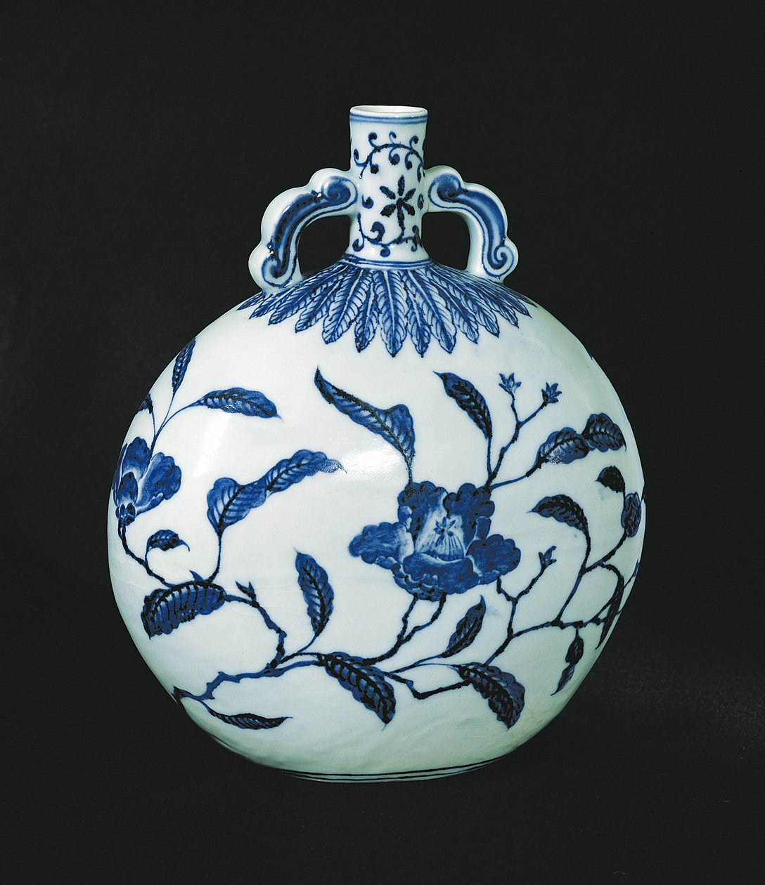 Pilgrims blå og hvit kalebass med blomsterdekorasjoner, ca. 1403-24 (keramikk) av Chinese School