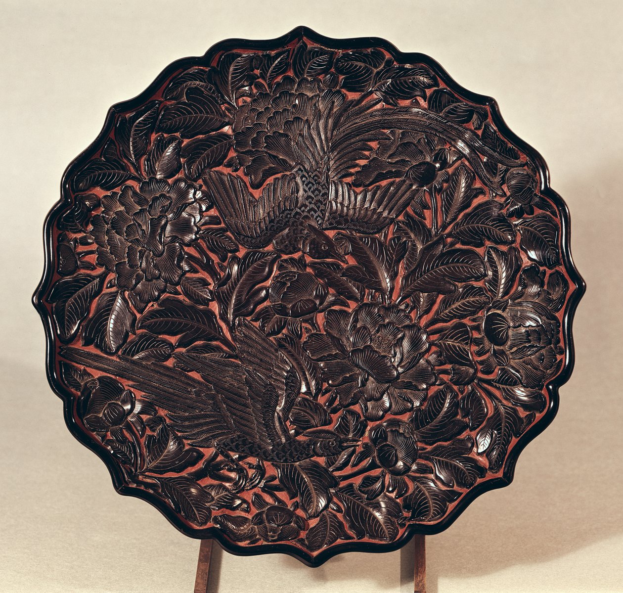 Tallerken med blomstermotiver og to fugler, Yuan-dynastiet (1271-1368) (lakkert tre) av Chinese School