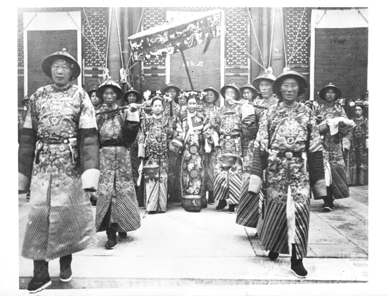 Portrett av TzU-Hsi (1835-1908) Enkekeiserinne av Kina med vaktdamer og vakter av Chinese School