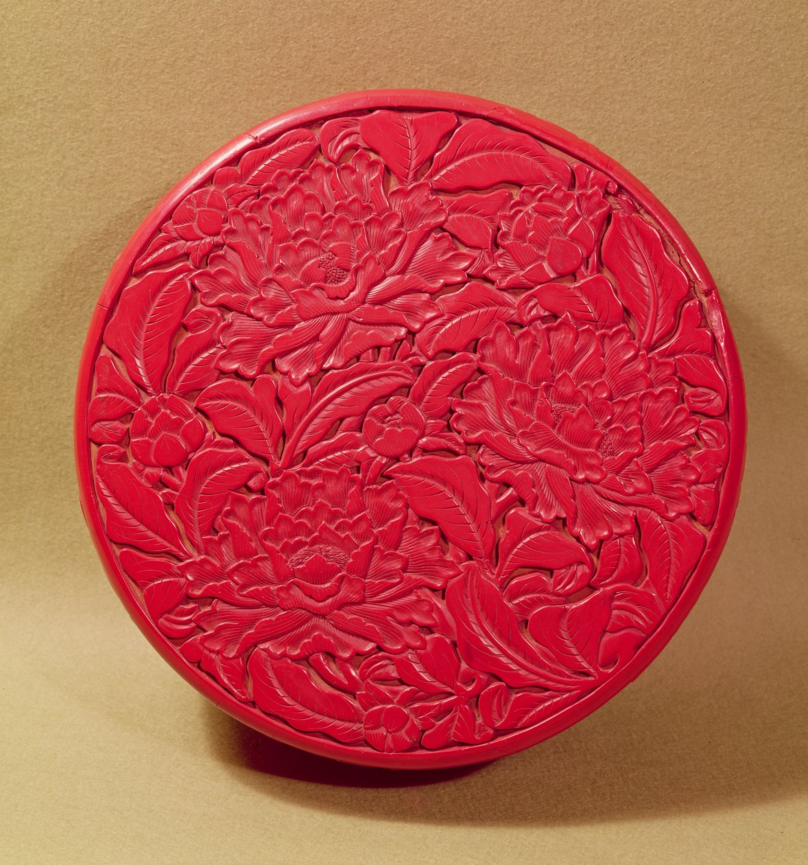 Rød lakkboks dekorert med peoner, c.1426-35 (lakk på tre) (se også 52020) av Chinese School
