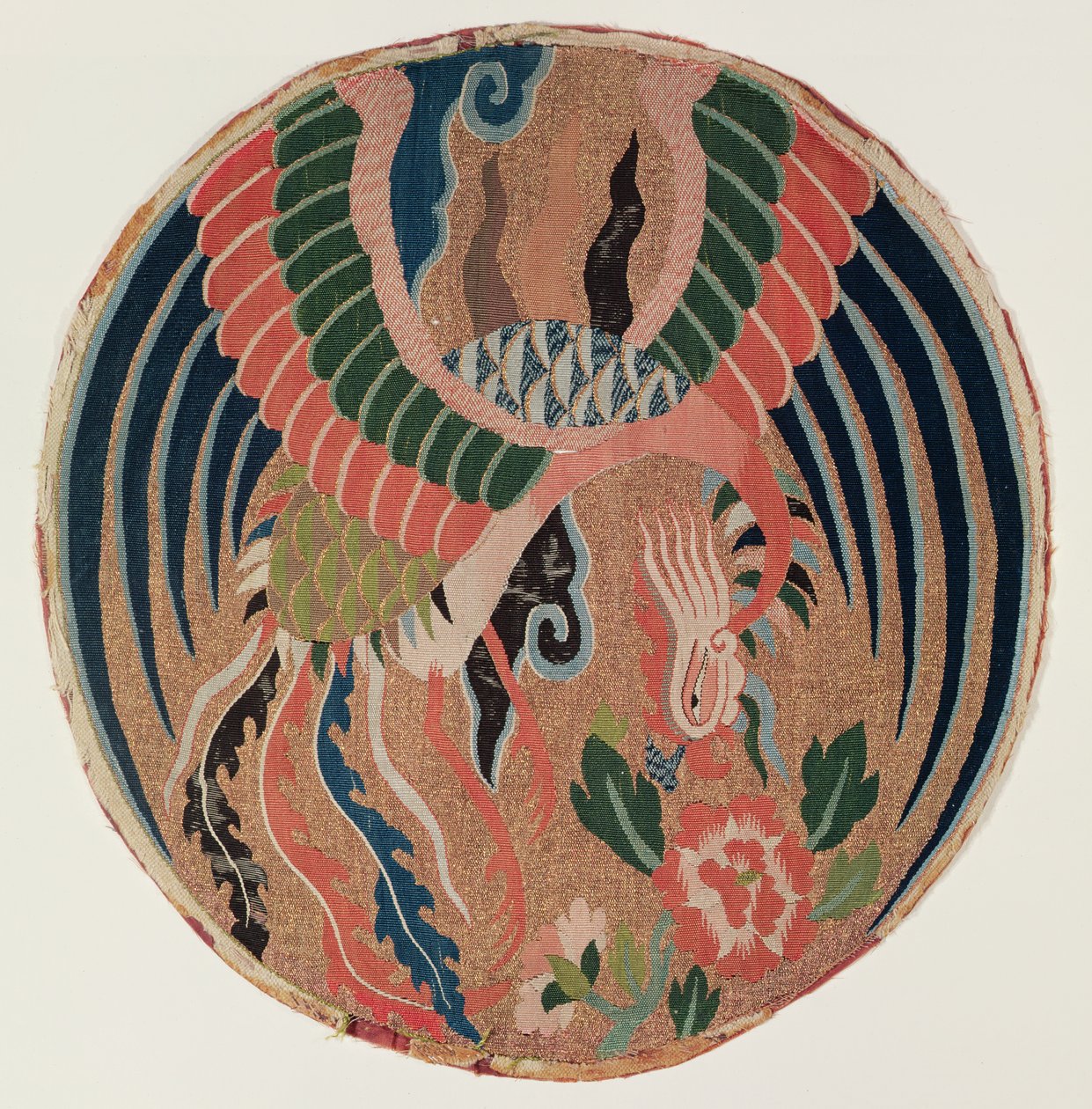 Roundel med feng-huang og trepion (teppe, silke og innpakket gull) av Chinese School