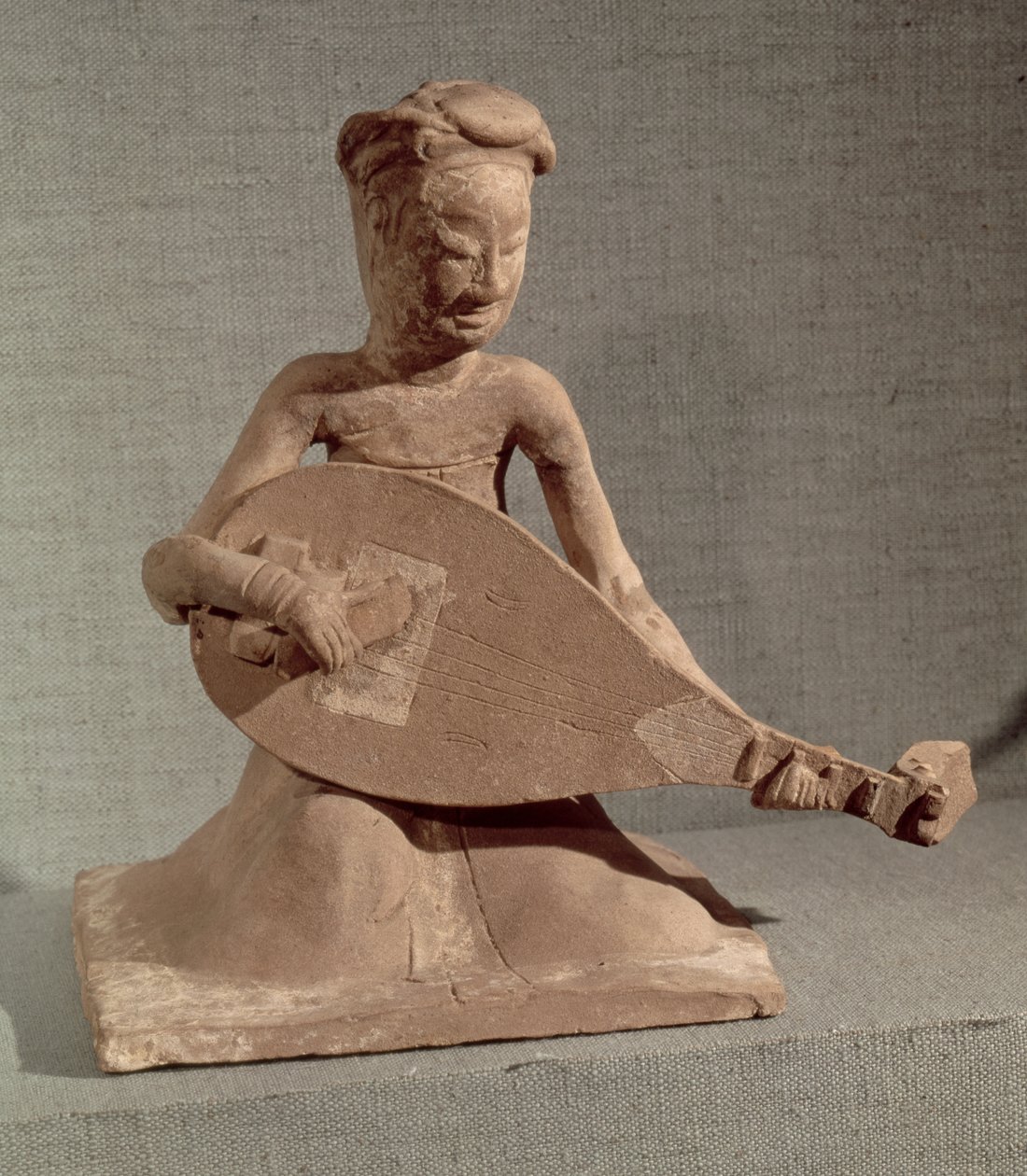 Sittende musiker som spiller lut, fra graven til general Chang Sheng, Anyang, Honan, Sui-dynastiet, 595 AD (steintøy) av Chinese School