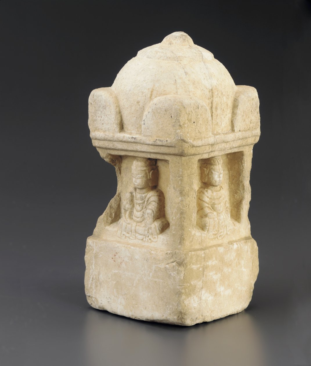 Liten stupa, kuppeltak og buddhistiske figurer som okkuperer fordypninger på alle 4 sider, firkantet sokkel, divisjonsperiode, 557-581 av Chinese School