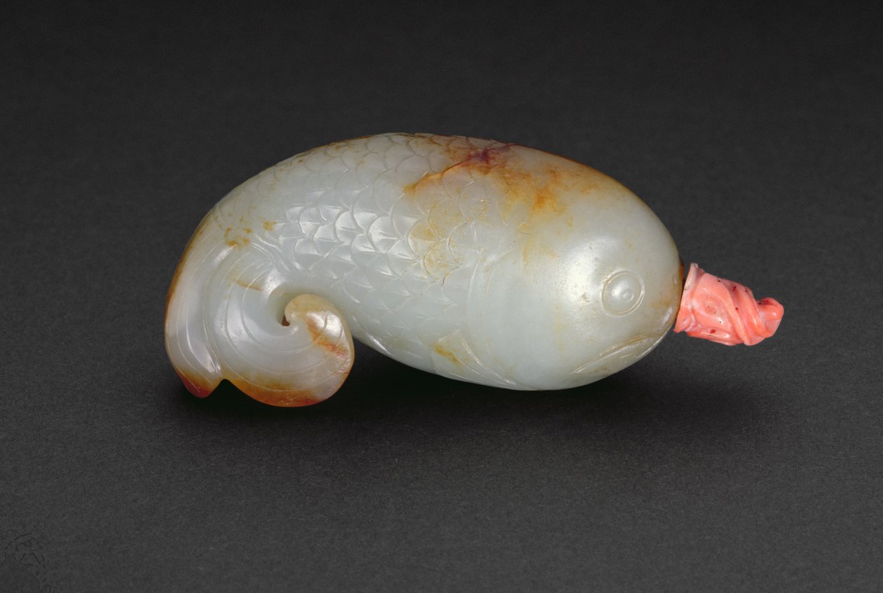 Snusflaske i form av en fisk med krøllet trefoilhale (celadon og koraller) av Chinese School