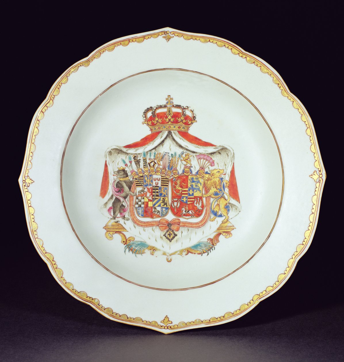 Suppetallerken dekorert i forgylt og emaljer med armene til Christian Auguste, prins av Anhalt-Zerbst (1690-1747) og Johanna Elizabeth av Holstein-Gottorp (1712-60), foreldre til Katarina den store av av Chinese School
