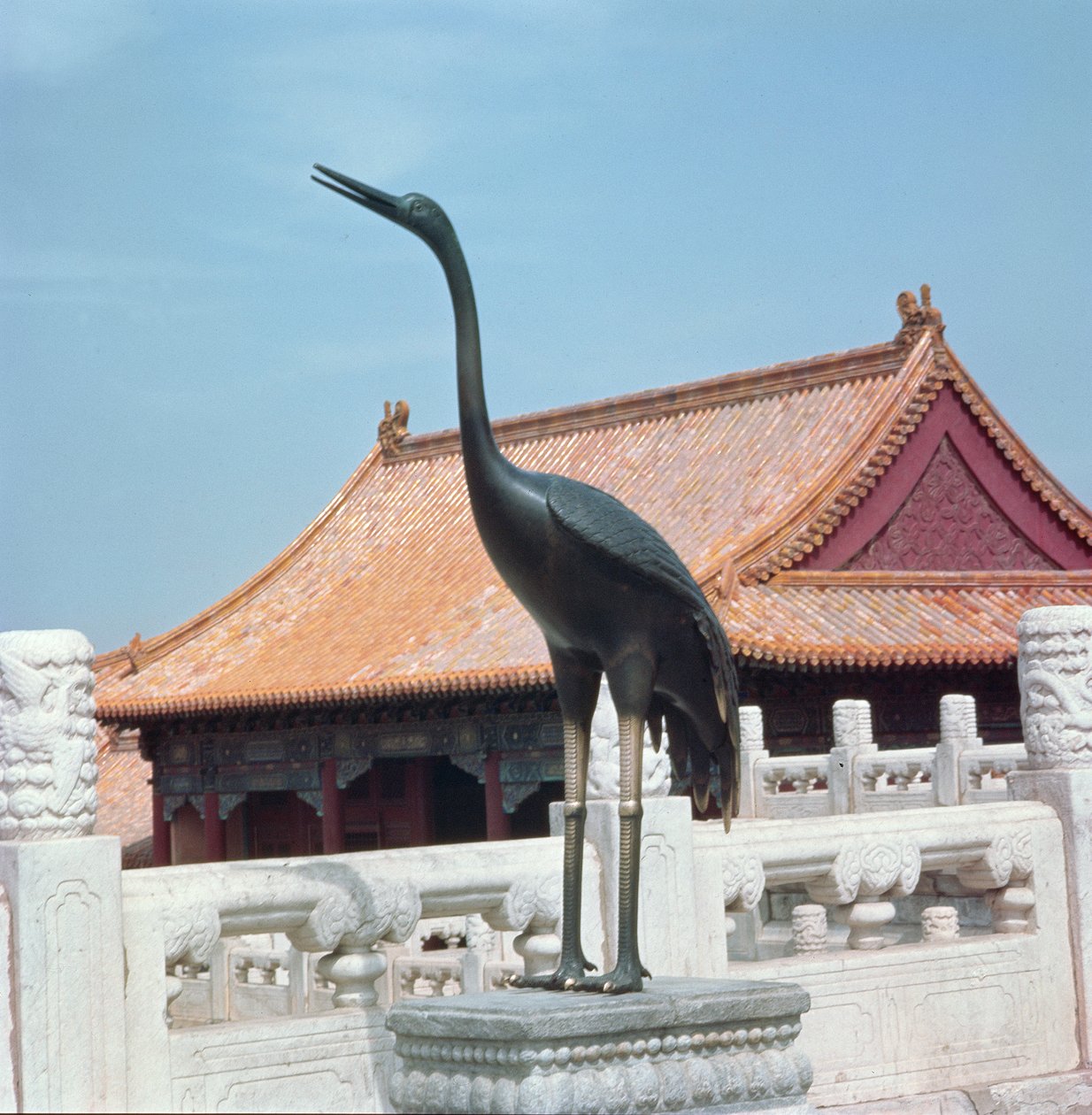Statue av en stork med en sidepaviljong av Hall of Supreme Harmony i bakgrunnen, Ming-dynastiet av Chinese School