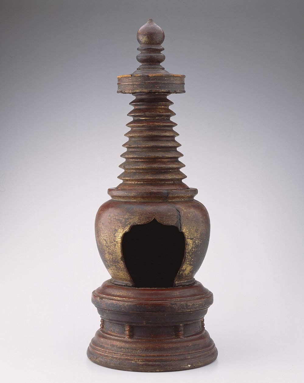 Stupa, Ming-dynastiet (1368-1644) (lakkert tre og gull) av Chinese School