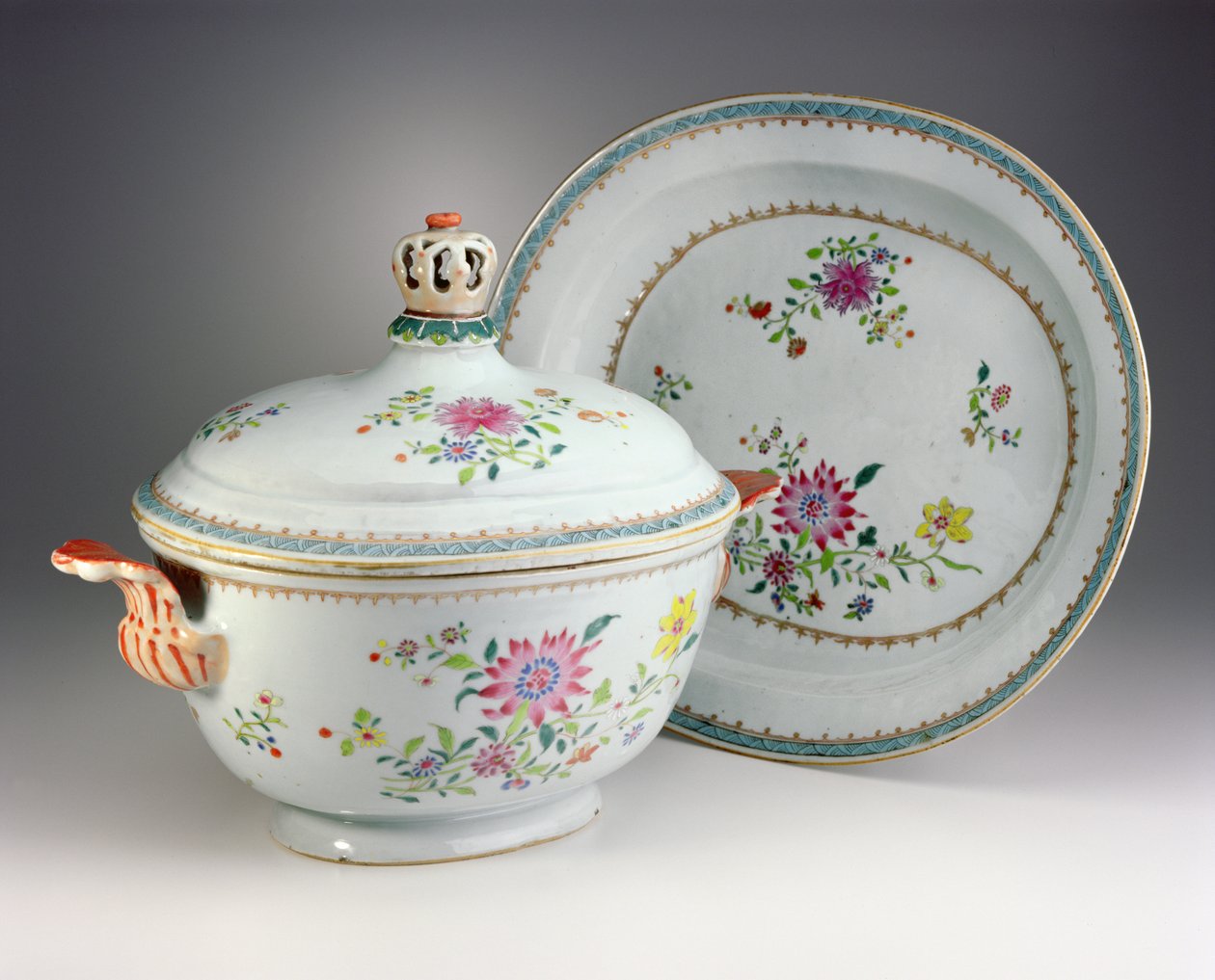 Terrin, trekk og stativ, Qianlong-periode, 1736-95 (famille rose porselen) av Chinese School