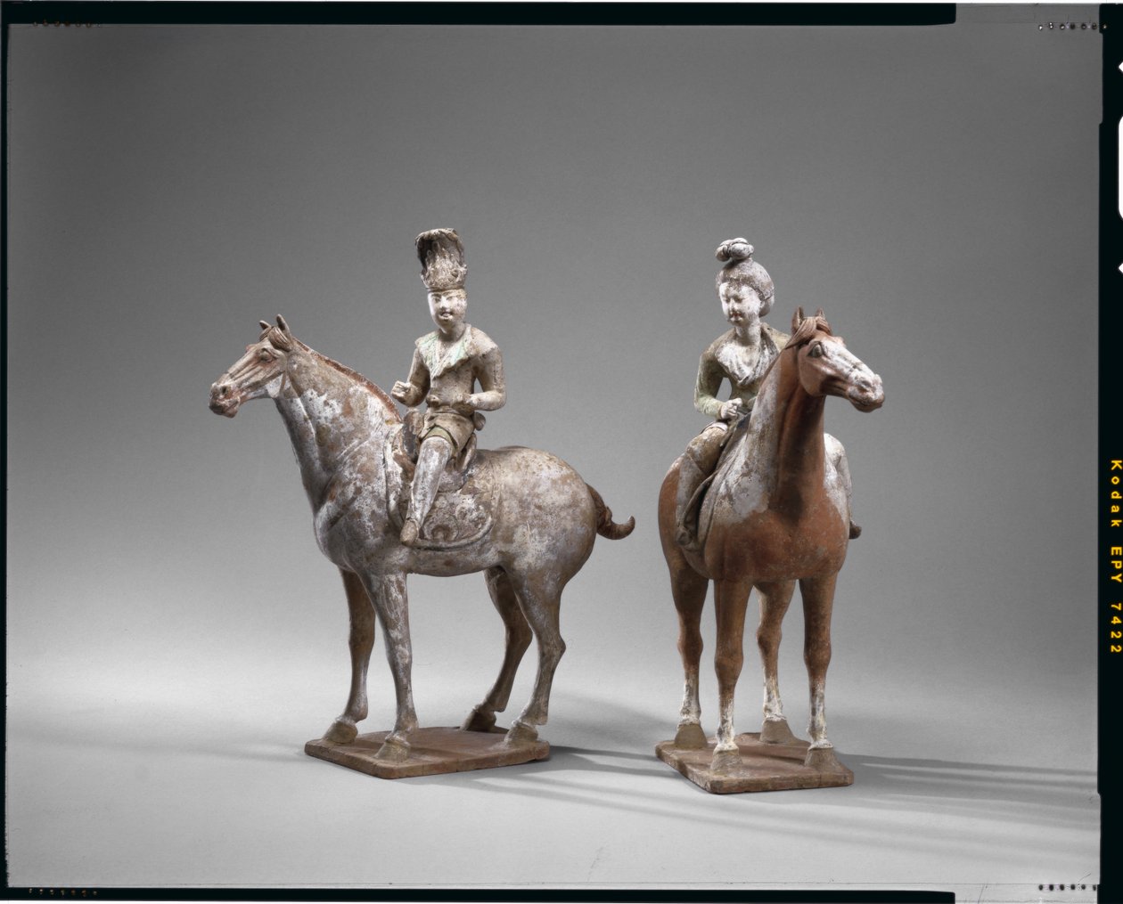 To rytterfigurer, Tang-dynastiet (keramikk med pigment over hvit grunn) av Chinese School