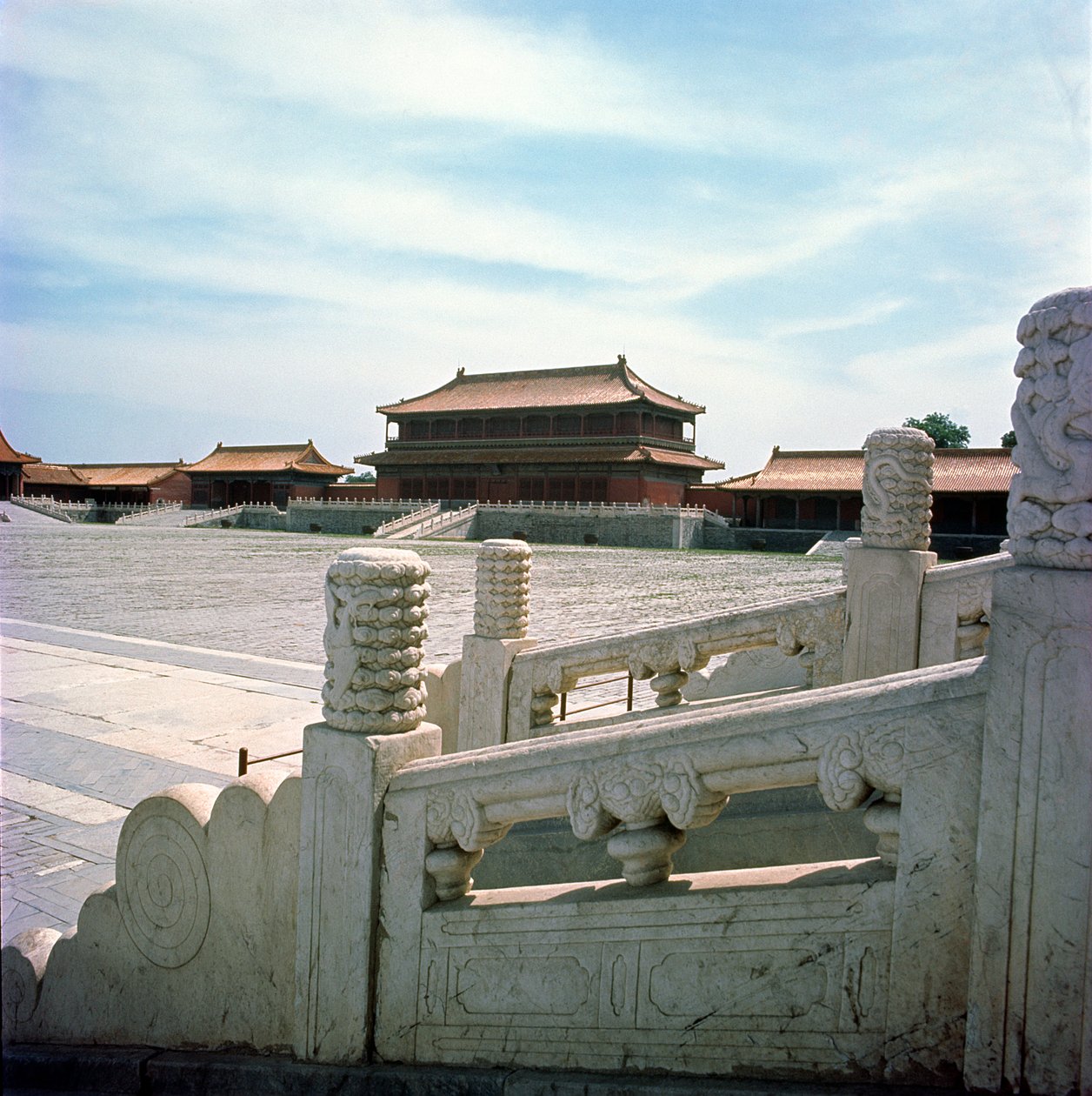 Utsikt over den sentrale rampen som leder fra Hall of Supreme Harmony, Ming-dynastiet 1420 av Chinese School