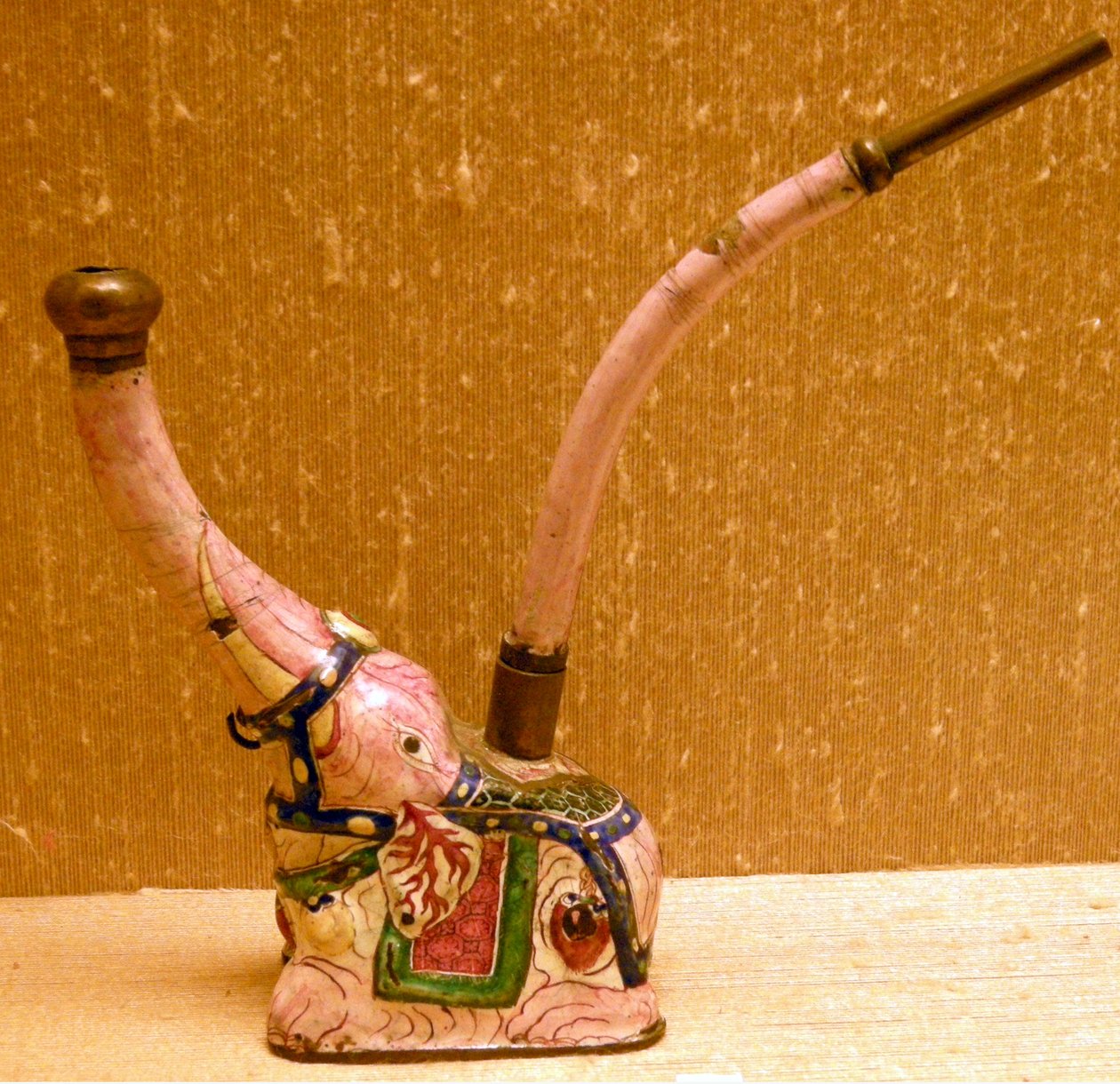 Vannrør formet som en elefant (keramikk) av Chinese School
