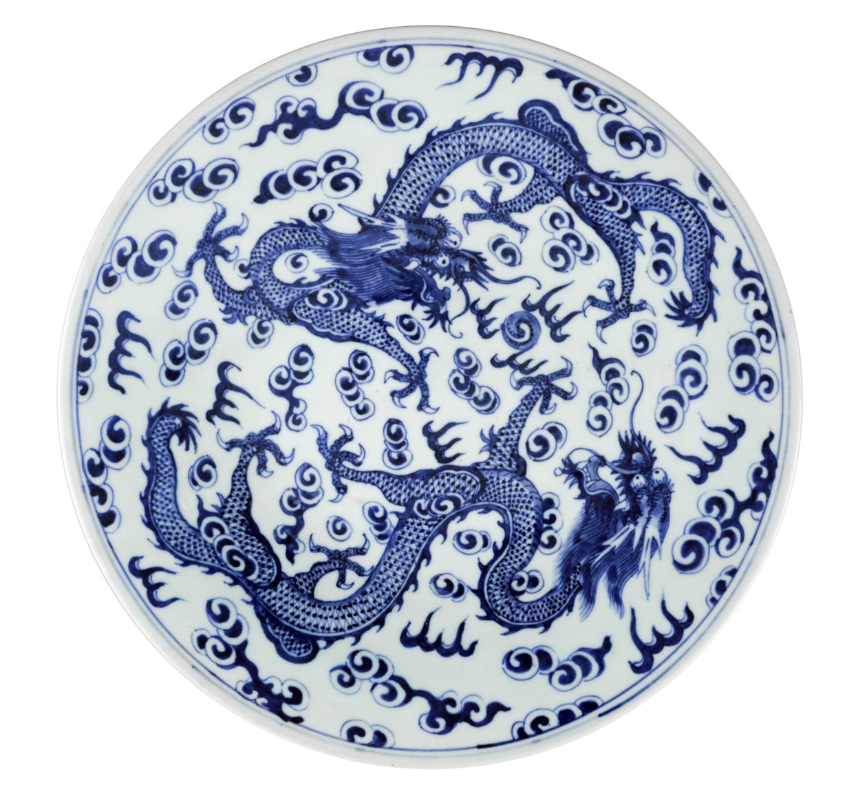 Hvit og blå plate med to drager med fire klør og stiliserte flammer og skyer, 1662-1722 (keramikk) av Chinese School