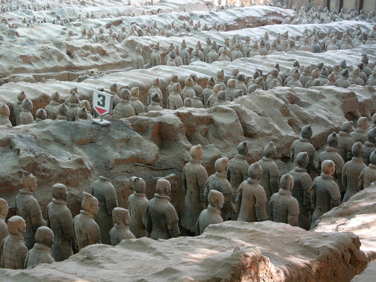 Xian Museum, grop med krigere og terrakottahester fra graven til keiser Shi Huangdi av Chinese School