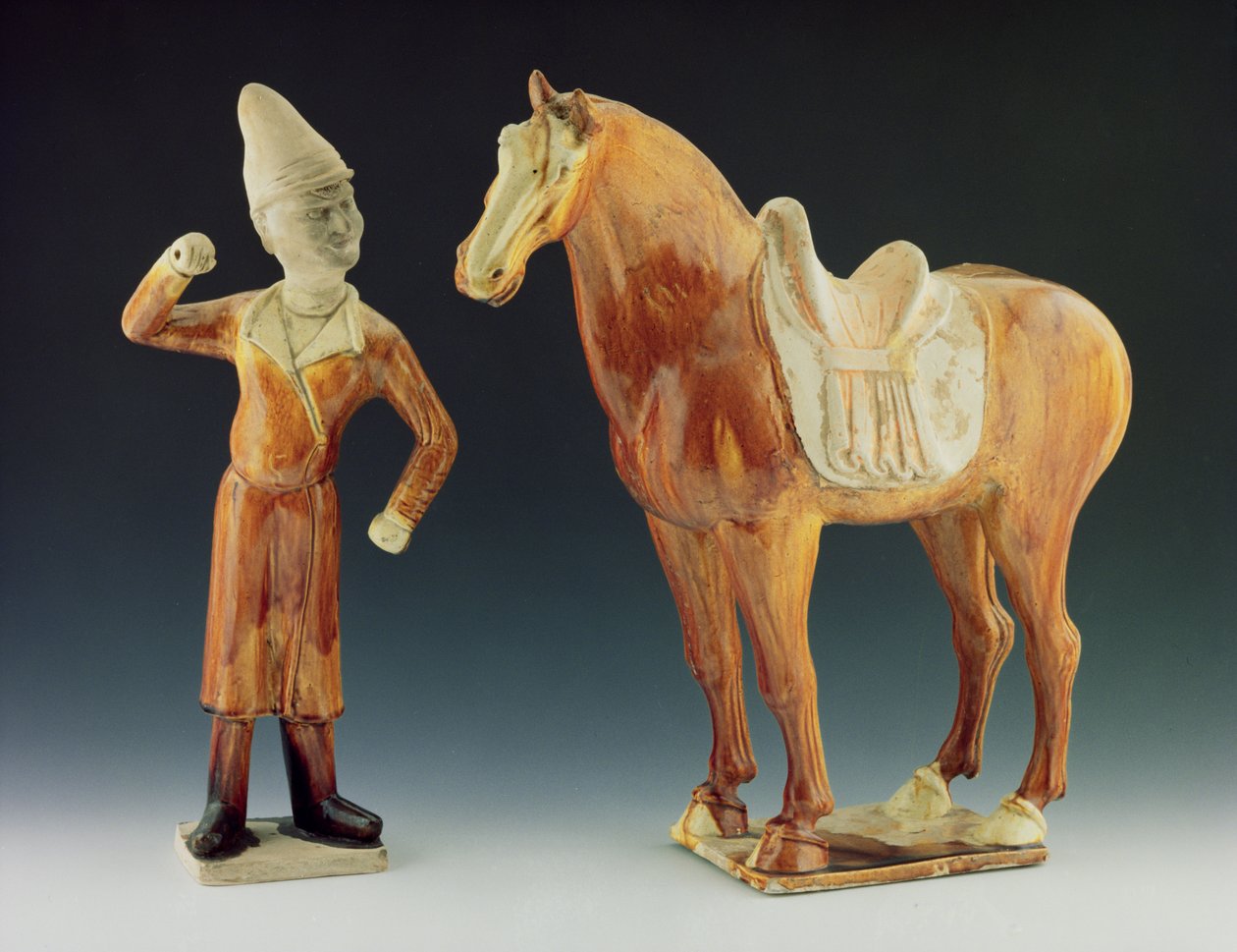 Brudgommens figur iført frakk og topphatt med en salet hest, Tang-dynastiet 618-906 (keramikk og keramikk) av Chinese School Chinese School