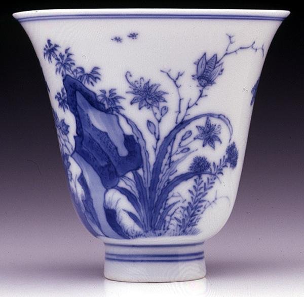 Halv-eggskallbegerbeger, Kangxi-merke og periode 1662-1722 (porselen med blå underglasur) (se 142559 og underside 142558) av Chinese School Chinese School