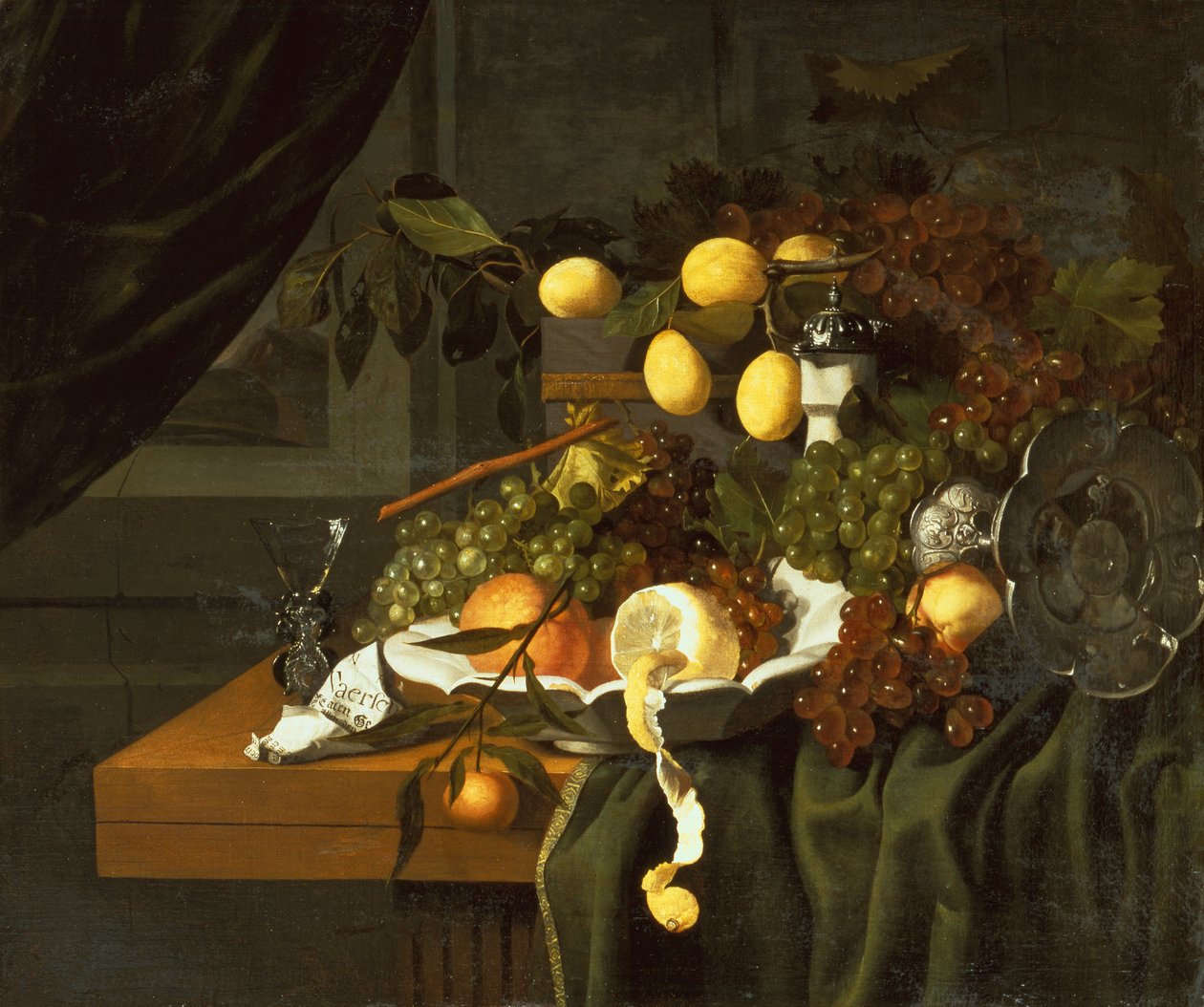 En skrelt sitron, appelsiner og druer i en tallerken (olje) av Christiaan Luykx or Luycks