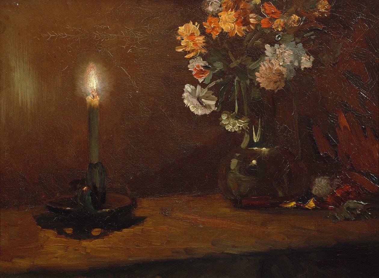 Arrangement med stearinlys og blomster i vase av Christian Eriksen Skredsvig
